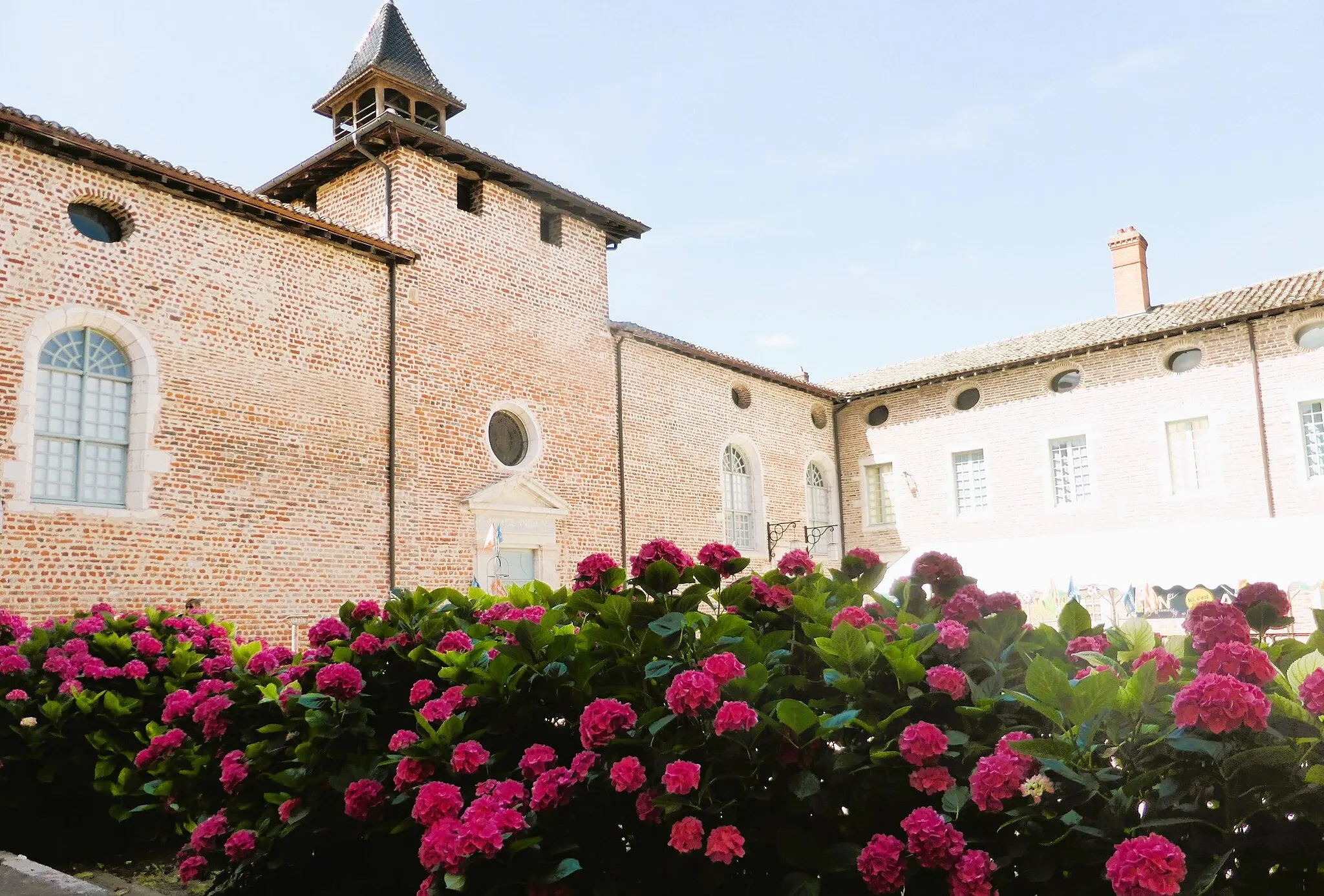 Photo showing: aile  droite de l'hôpital