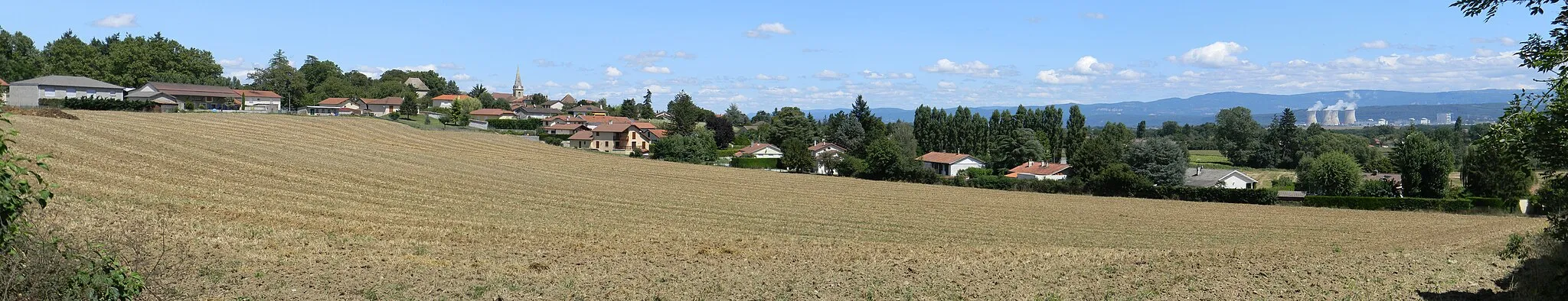 Photo showing: Vue panoramique du bourg de Chavanoz et de la centrale nucléaire du Bugey.