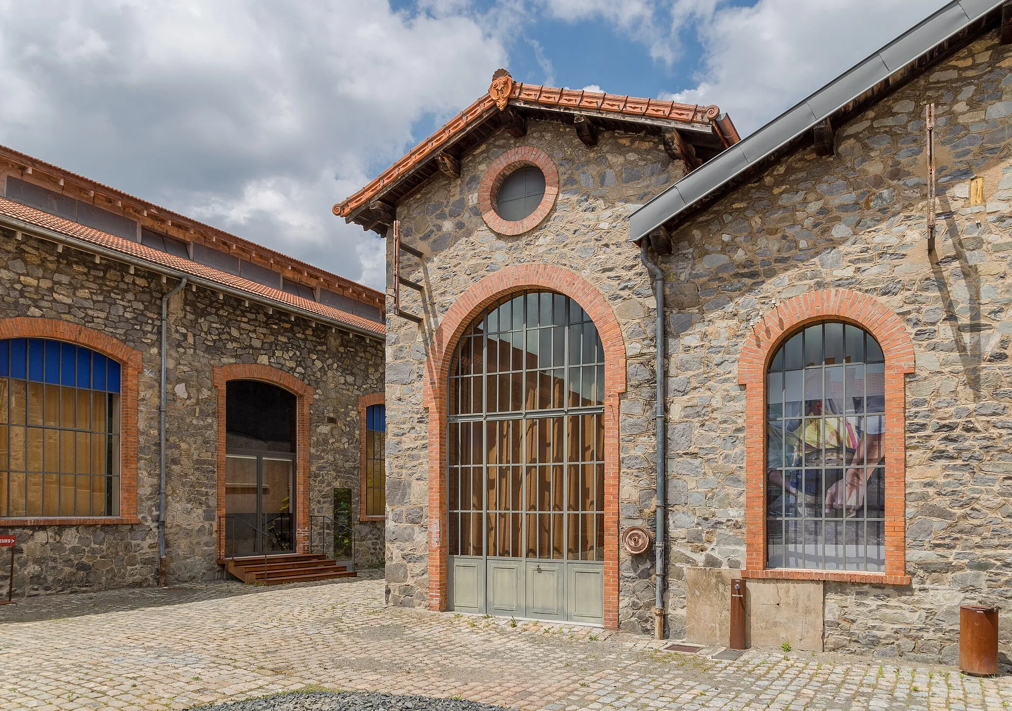 Photo showing: The Chapellerie, Chazelles-sur-Lyon, Loire. The angle of the building reserved for temporary exhibitions.