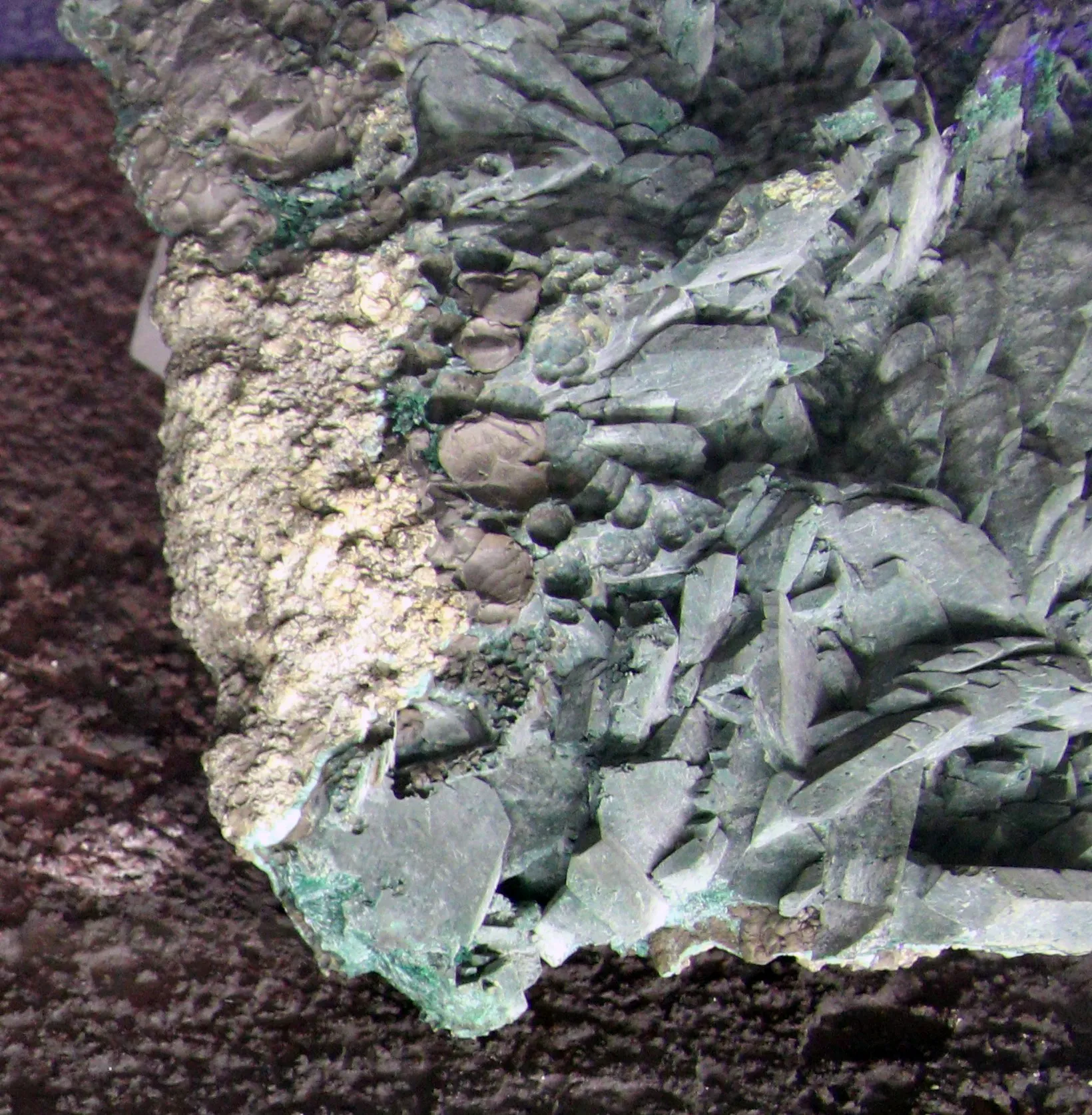 Photo showing: Association azurite et malachite. Coll. Muséum d'histoire naturelle, Grenoble. Provenance : Chessy (Rhône).