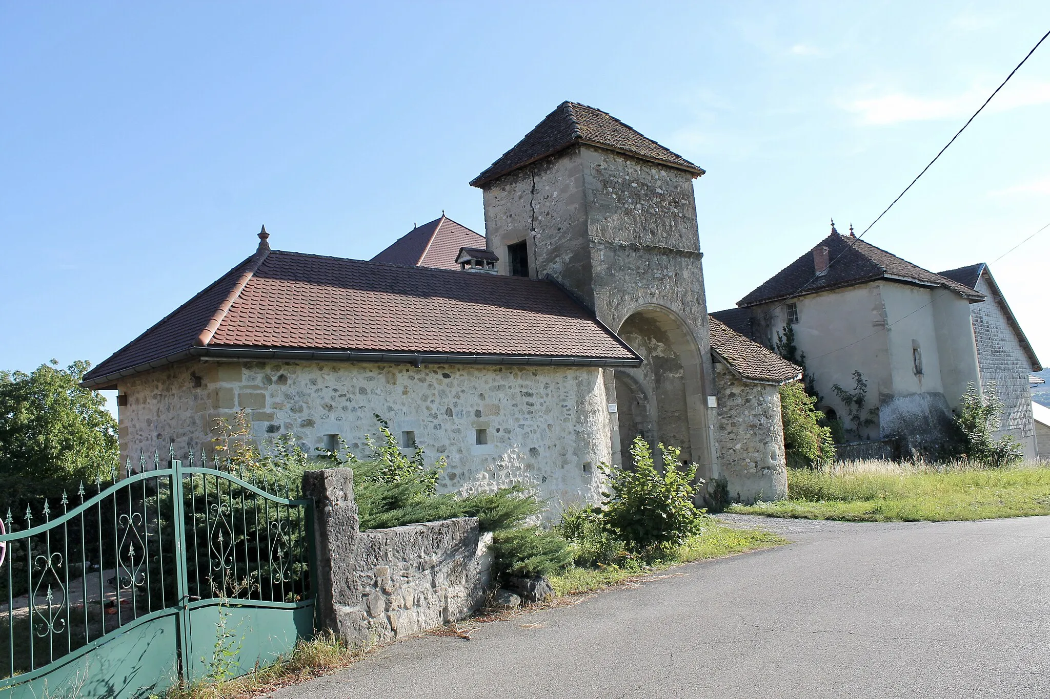 Photo showing: Bâti situé sur la droite de la tour-porte du château de Choisy (août 2018).