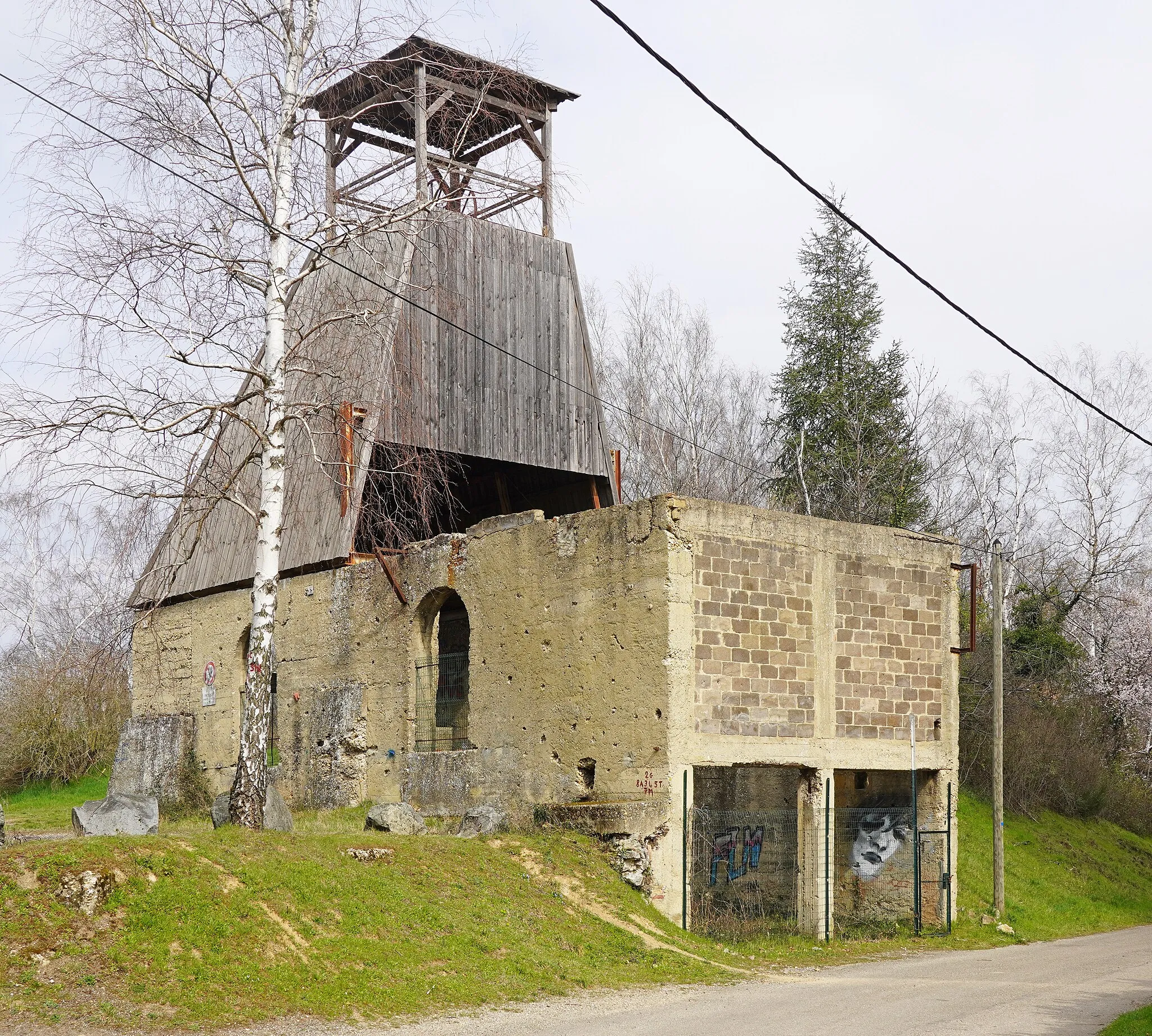 Photo showing: Le puits Espérance des houillères de Communay : chevalement reconstitué et bâtiment de recette.