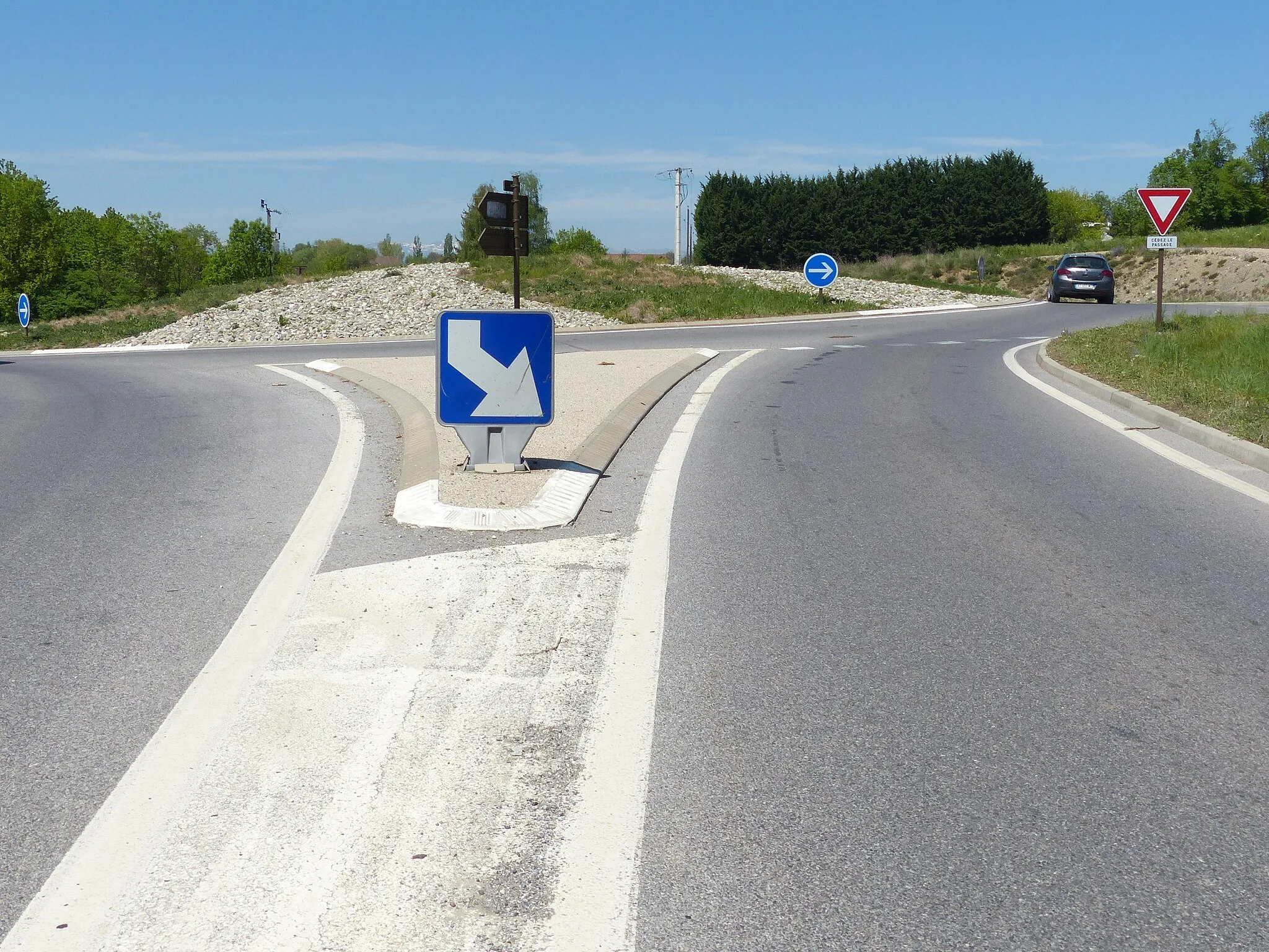 Photo showing: Balise J5, panneau AB3a avec panonceau M9c, panneau B21-1, intersection entre la D1205 et la D503, Contamine-sur-Arve, Haute-Savoie, France.