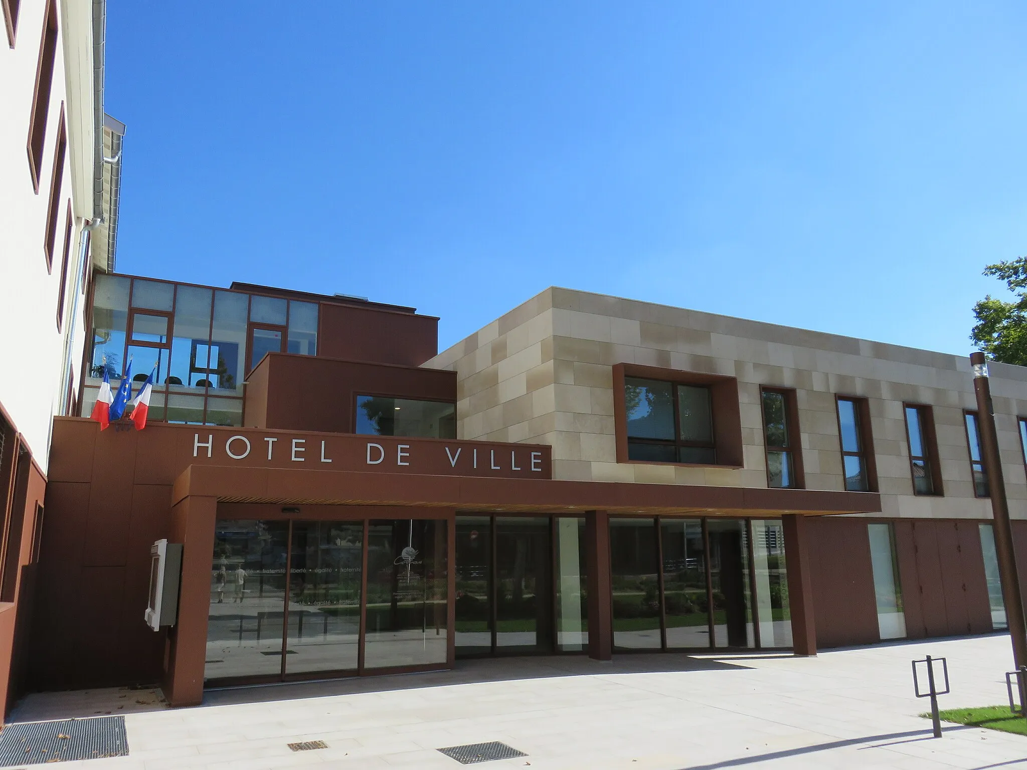 Photo showing: Hôtel de ville de Corbas (Rhône, France).