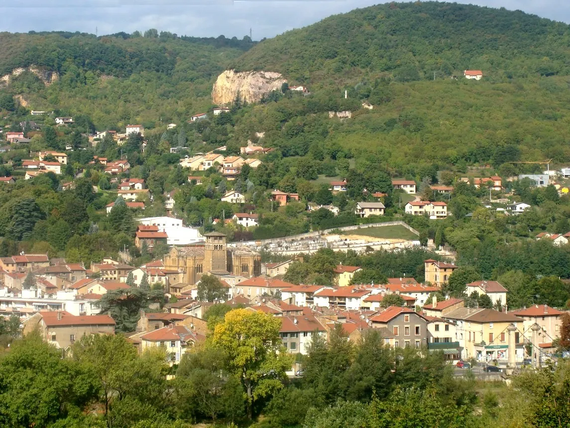 Photo showing: Vue générale de Couzon-au-Mont-d'Or (Rhône) : le village est massé en bas (au bord de la Saône), dominé par l'église. Plus haut, à droite de la falaise, on aperçoit la statue de la Madone.