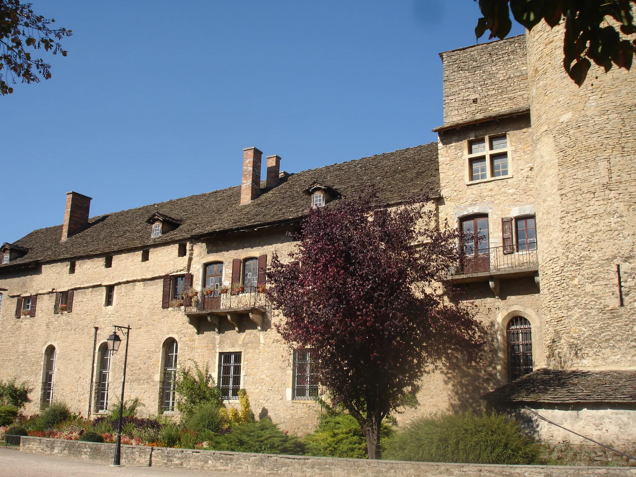 Photo showing: Village classé de Crémieu dans l'Isère : Les maisons en pierre entre l'église fortifiée et la porte de la ville ancienne