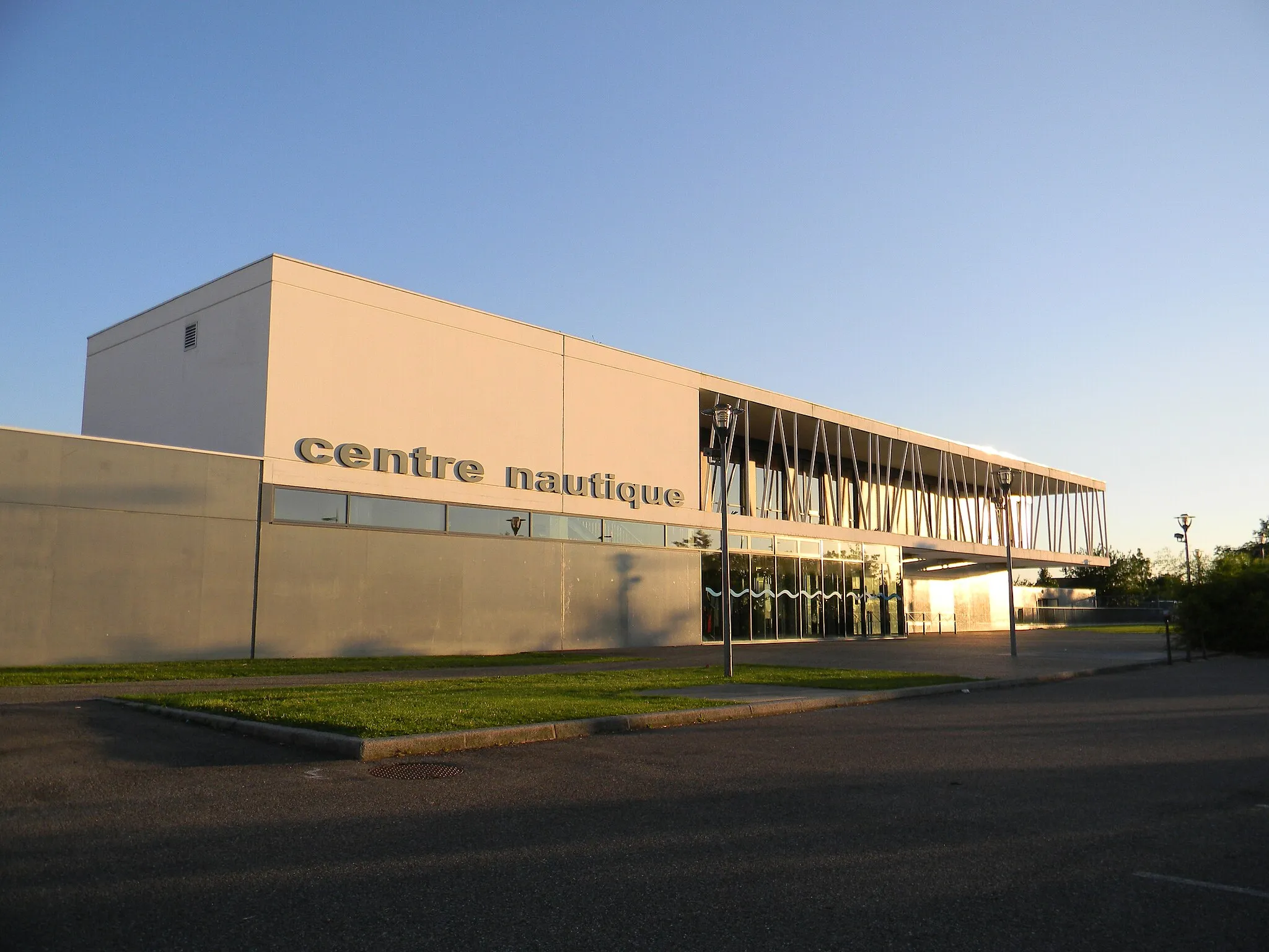 Photo showing: Centre nautique de Décines-Charpieu.