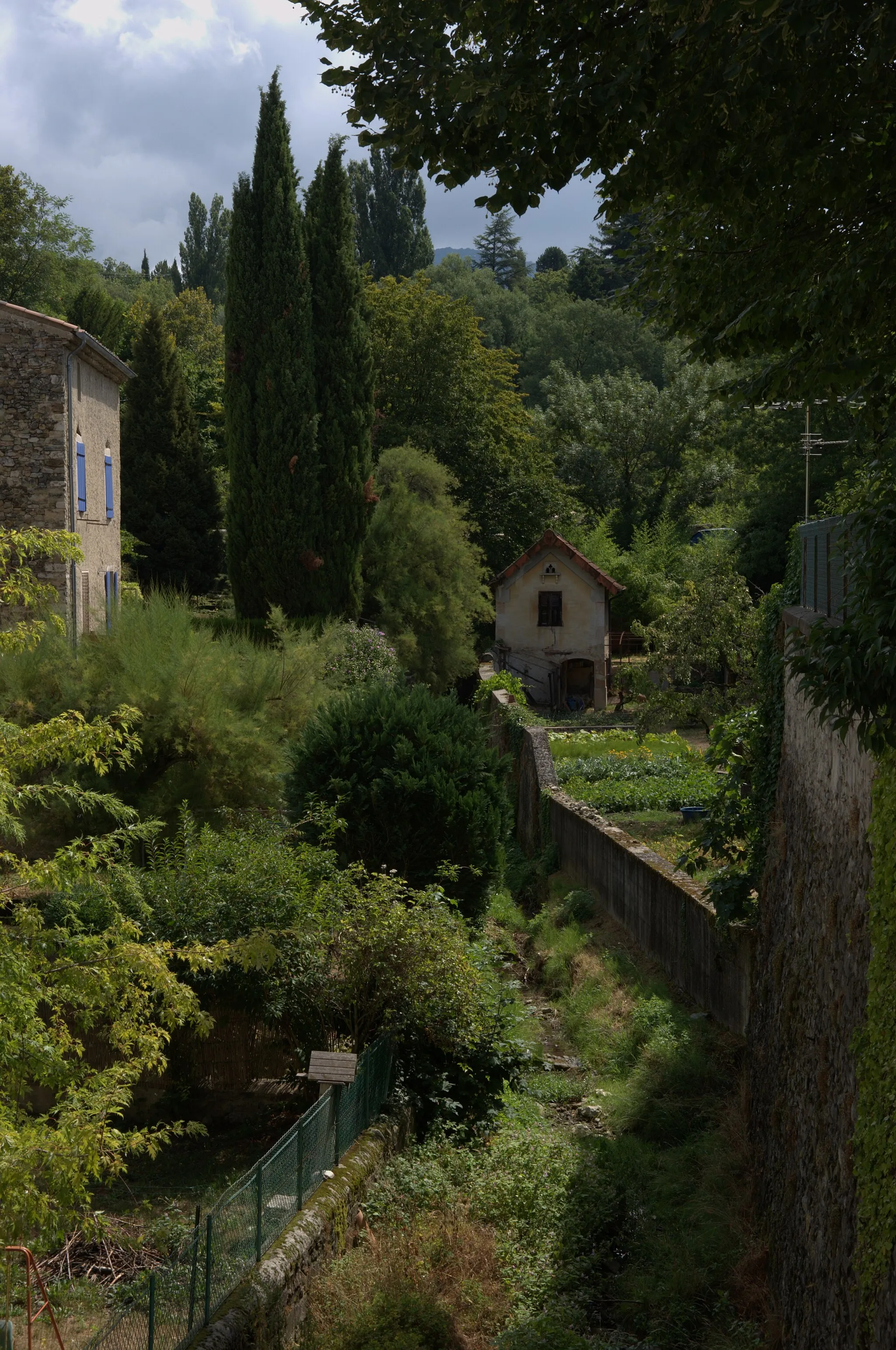 Photo showing: Dieulefit Drôme France - Jardin dans la vieille ville