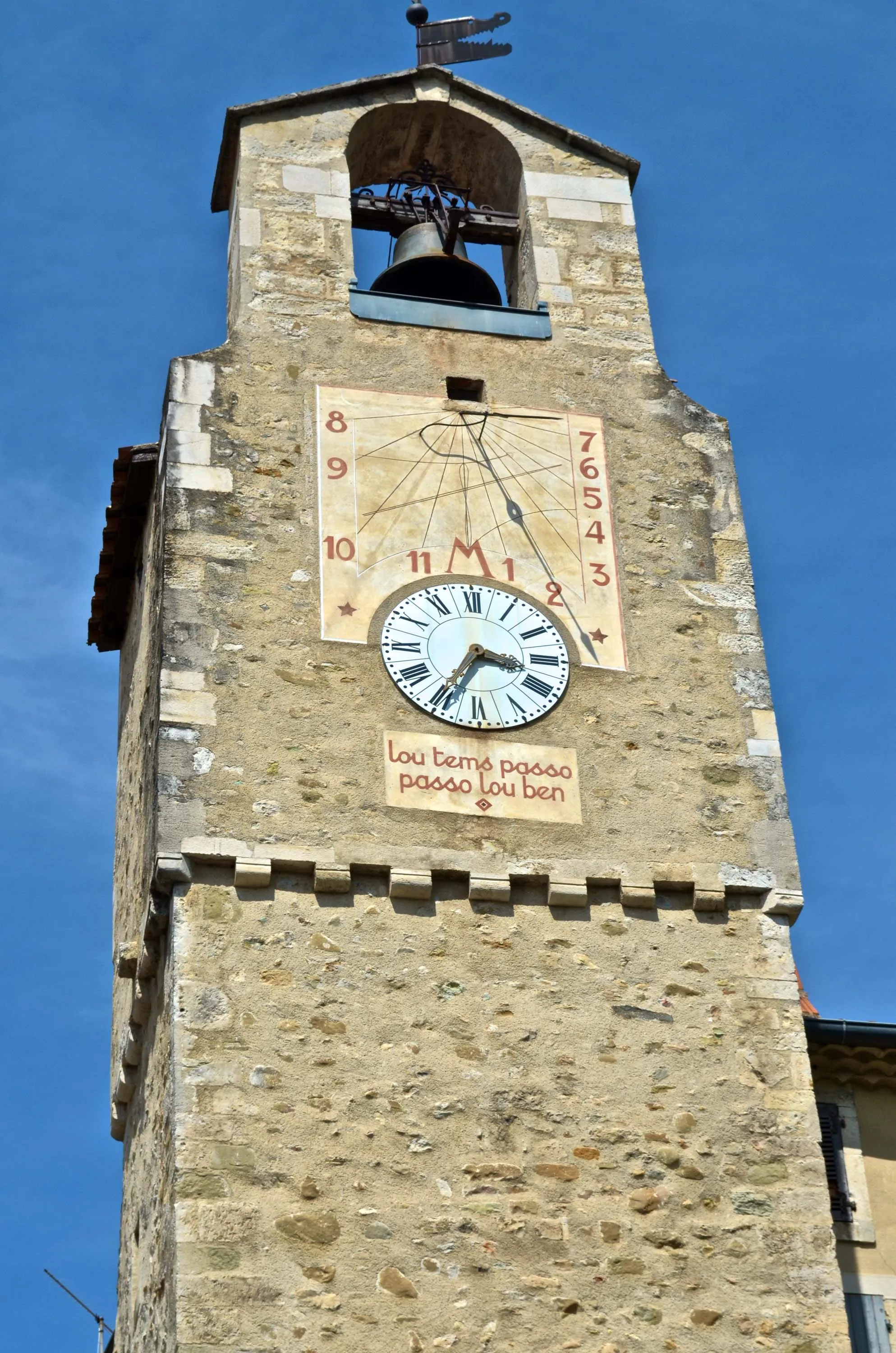 Photo showing: Tour de l’Horloge (XVIe s.) à Dieulefit (Drôme). Horloge avec mécanisme de 1534. Cadran solaire et devise : Lou temps passo, Passo lou ben (le temps passe, passe le bien)