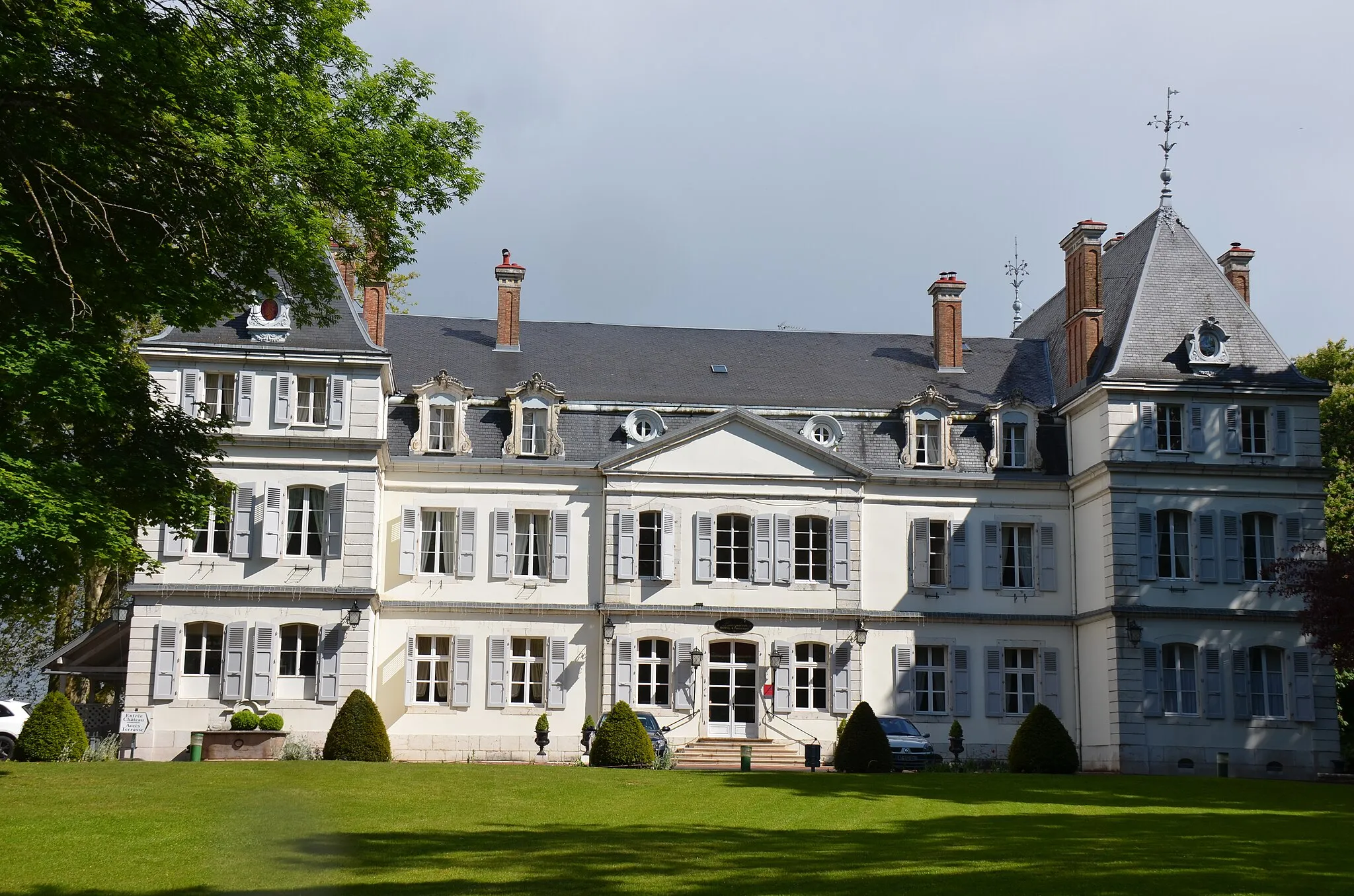 Photo showing: Entrance side of Hotel Chateau Divonne