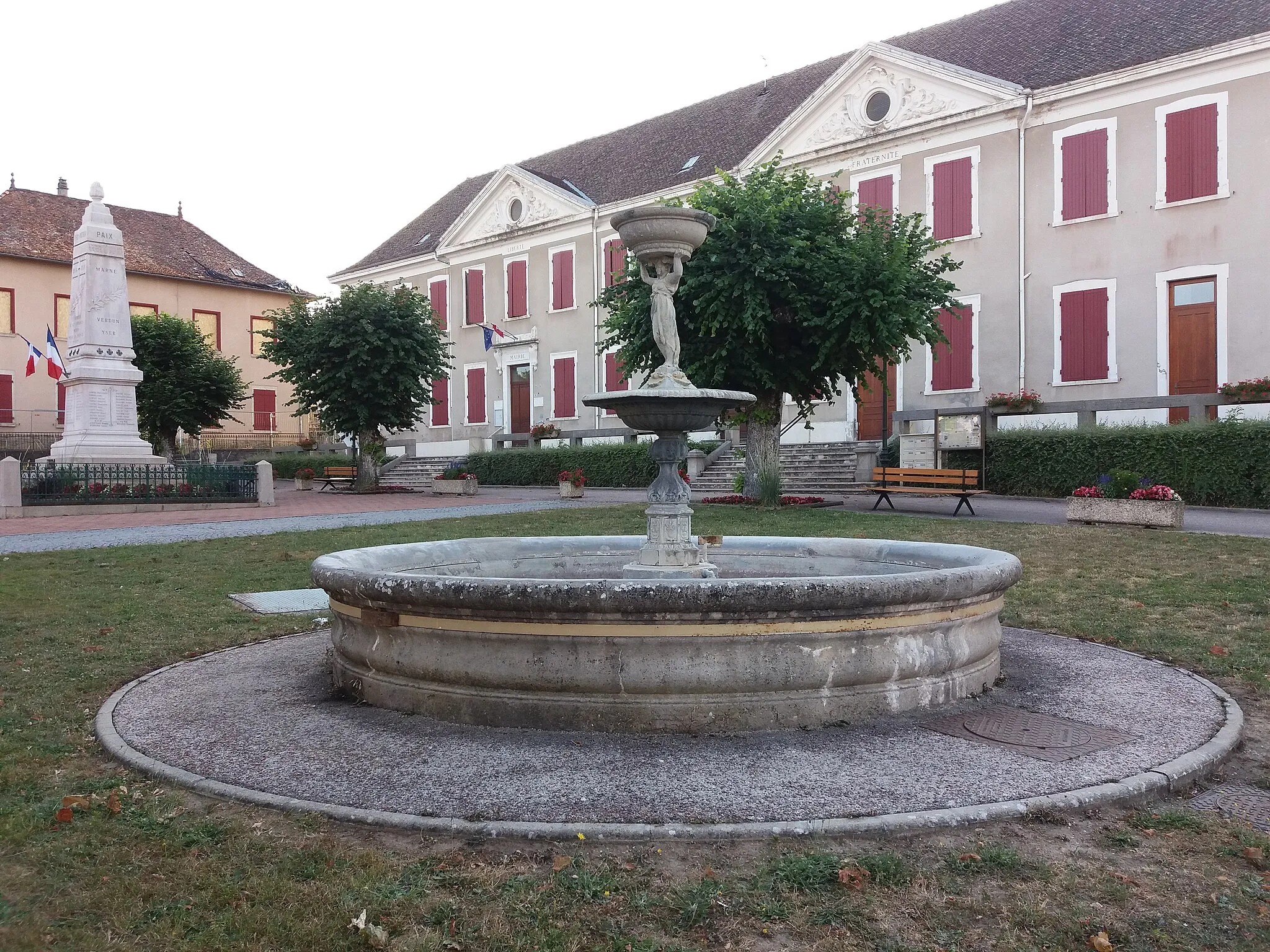 Photo showing: Fontaine, monument aux morts et école primaire.