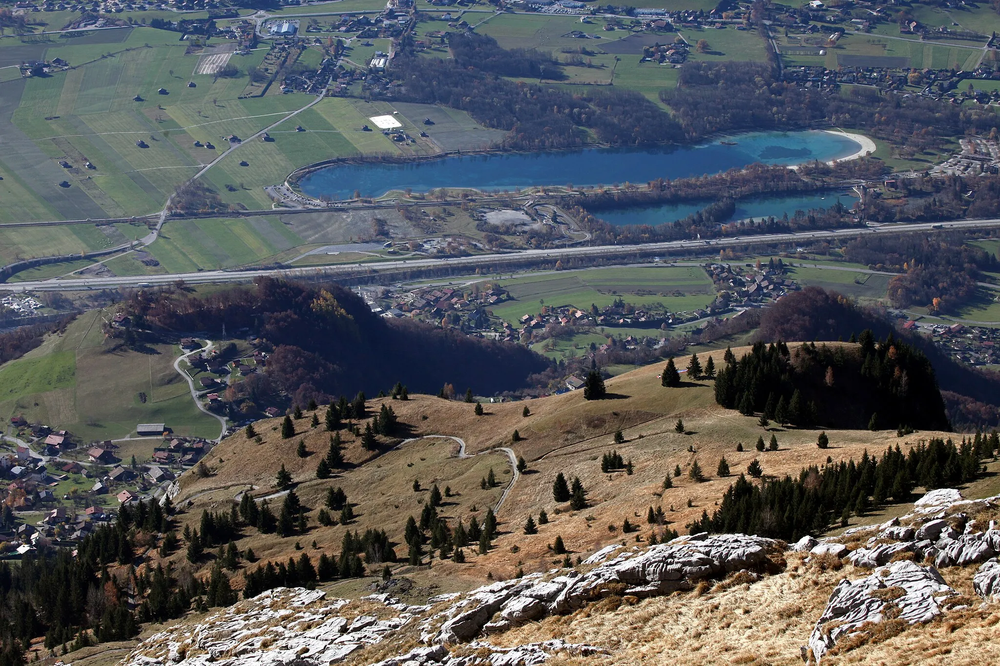 Photo showing: Le lac de Passy vu de Barmerousse.