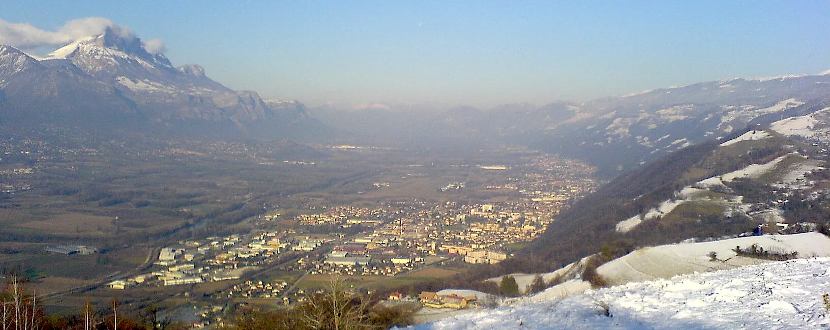 Photo showing: Domène and the Grésivaudan valley, Isère, France. Chartreuse mountains (left), Balconies of Belledonne and Mount Belledonne (right), Mount Bauges at the bottom (mist).