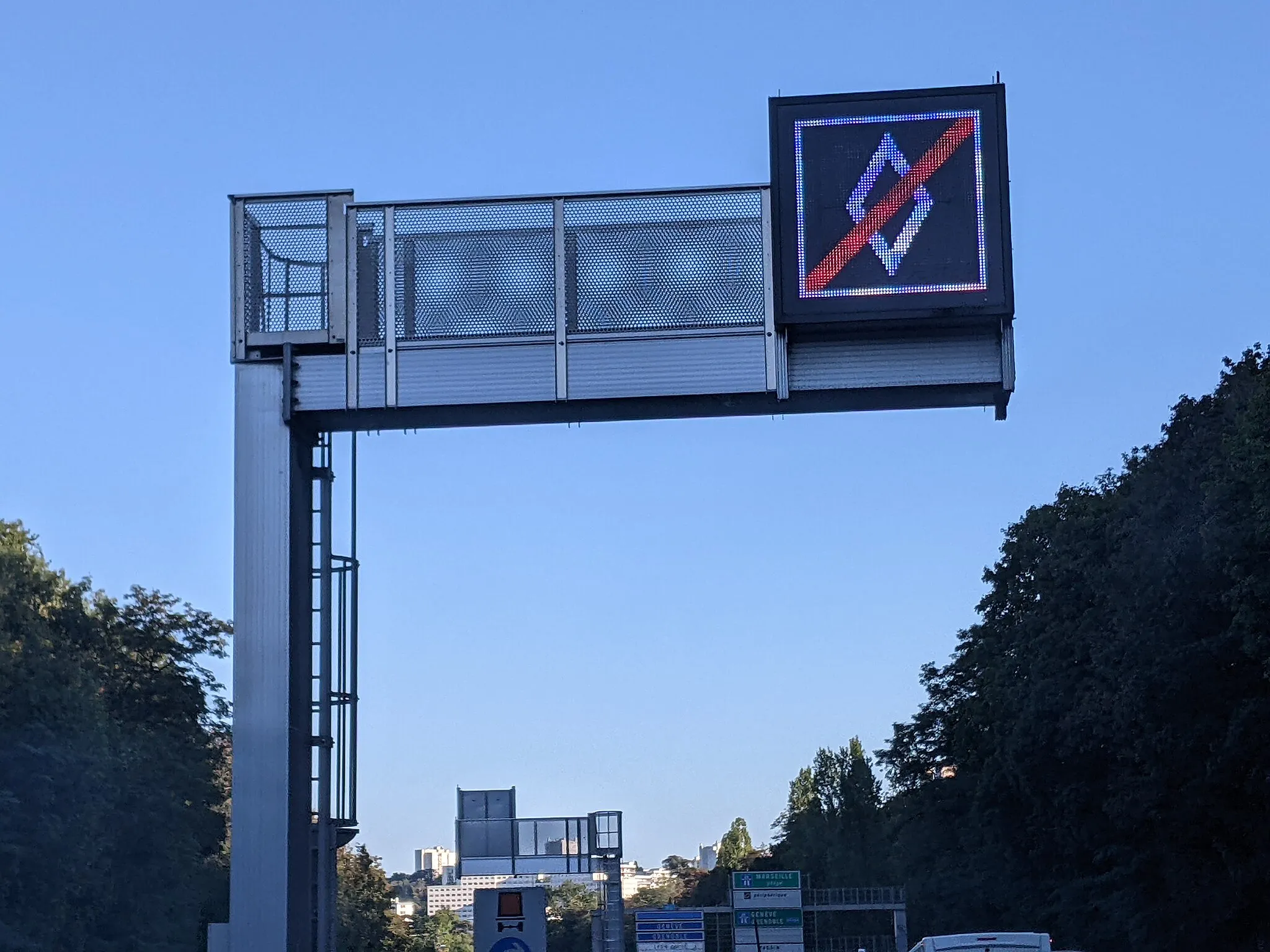 Photo showing: Panneau indiquant la fin de la voie réservée au covoiturage, sur le boulevard urbain M6, à Écully près de Lyon (France).