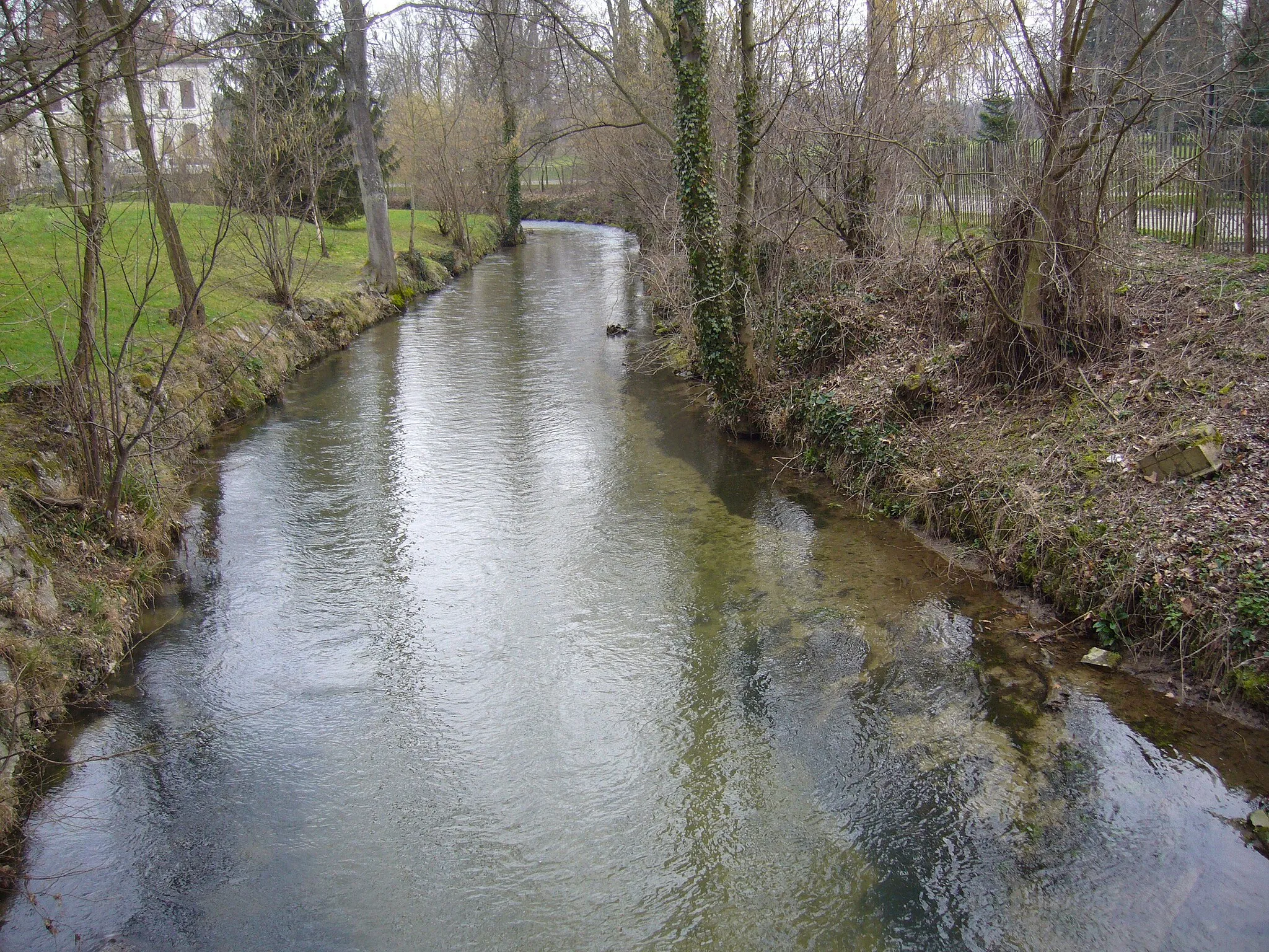 Photo showing: La rivière de la Gère à Estrablin, Isère, France.

Photo D.Etienne (Février 2007)