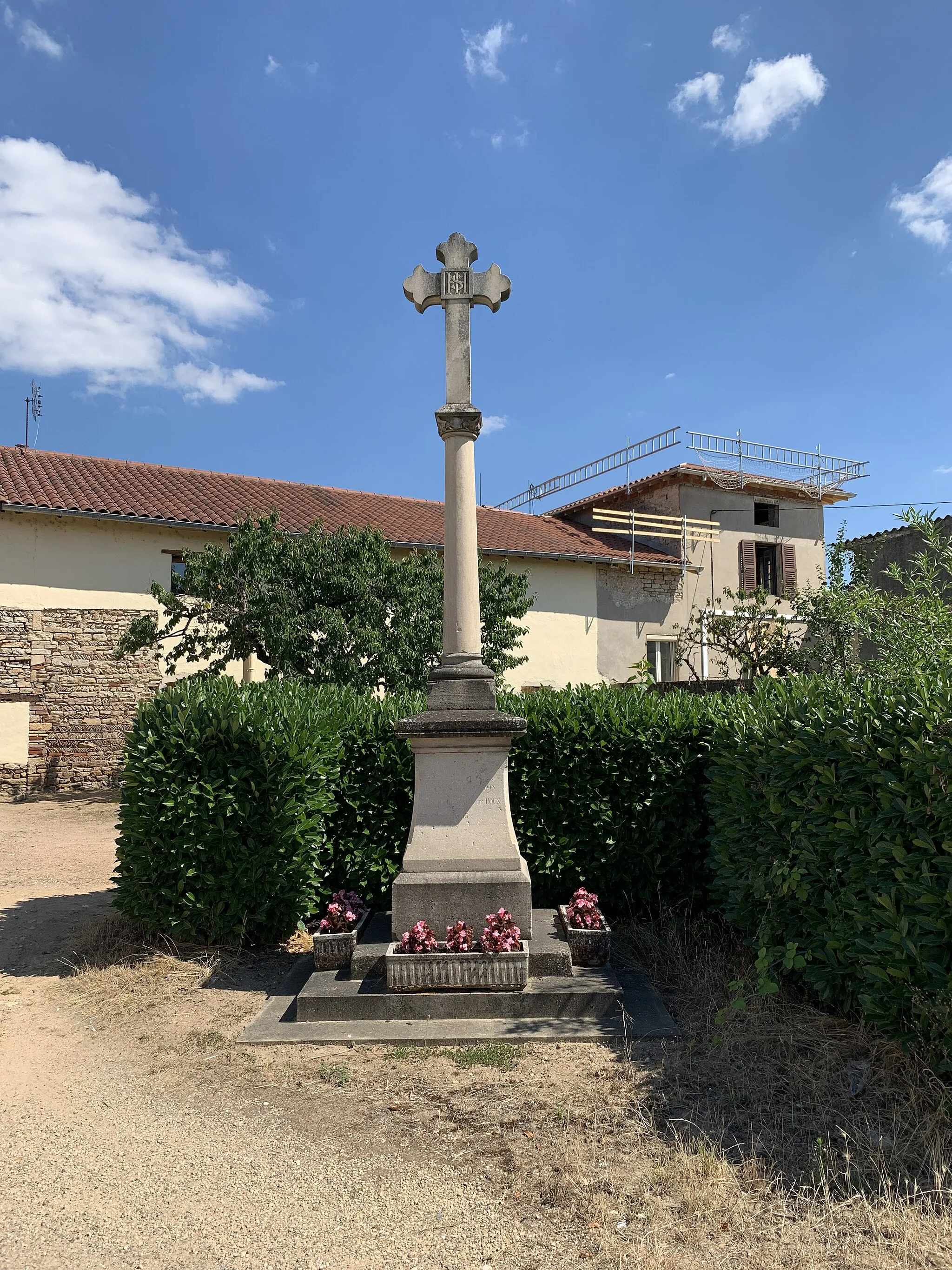 Photo showing: Croix des Poux, Feillens.