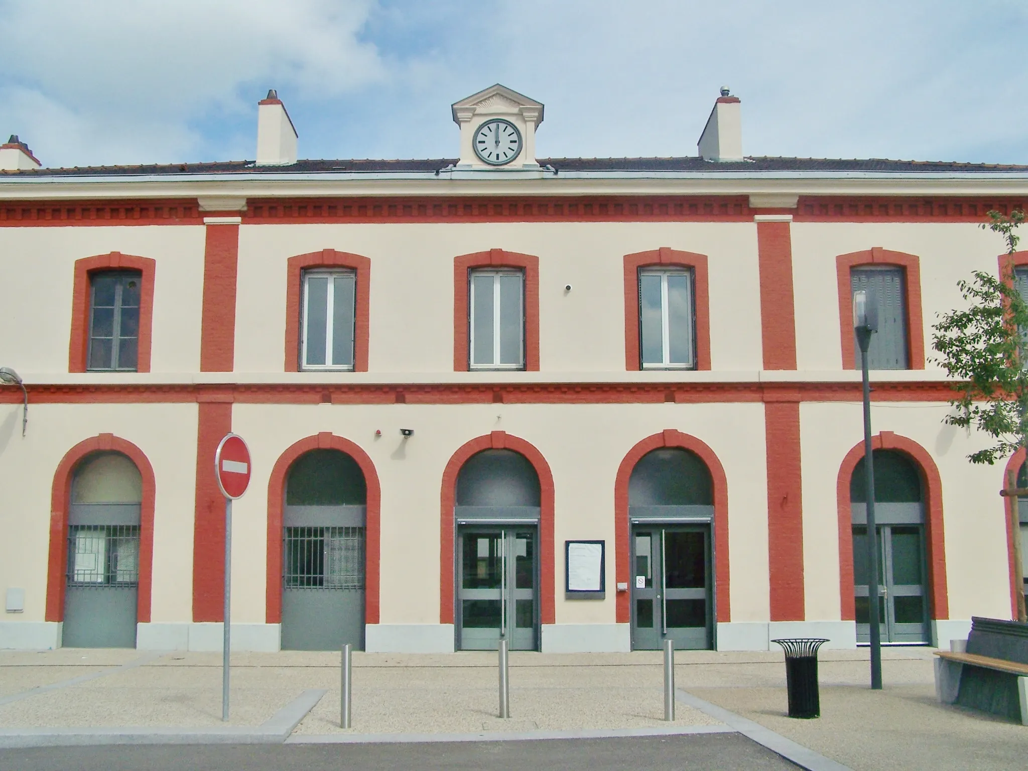 Photo showing: Sight of the Firminy railway station main building, in Loire, France.