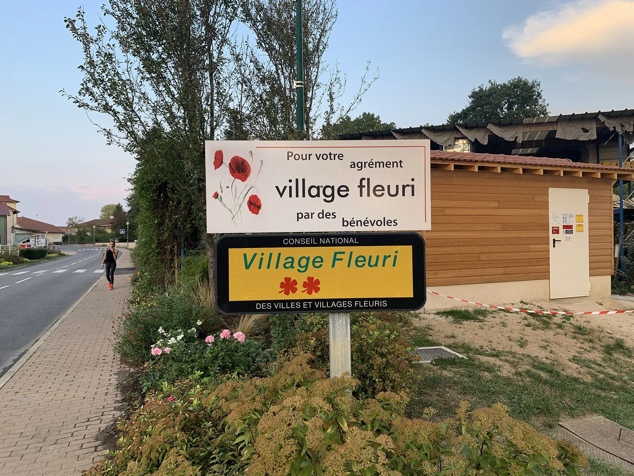 Photo showing: Panneau Village fleuri avec deux fleurs, Foissiat.