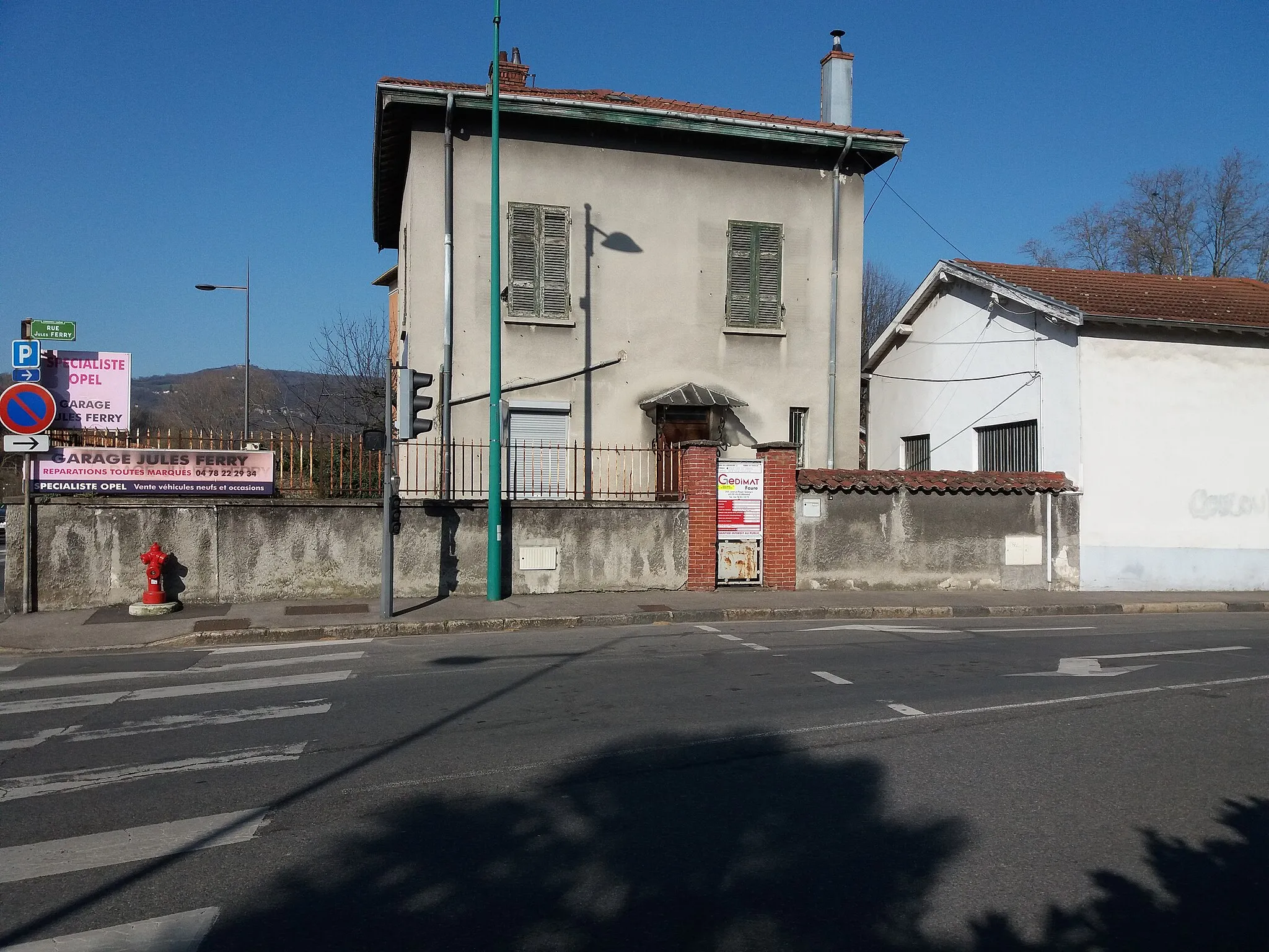 Photo showing: Maison à démolir à l'angle du quai Lamartine.