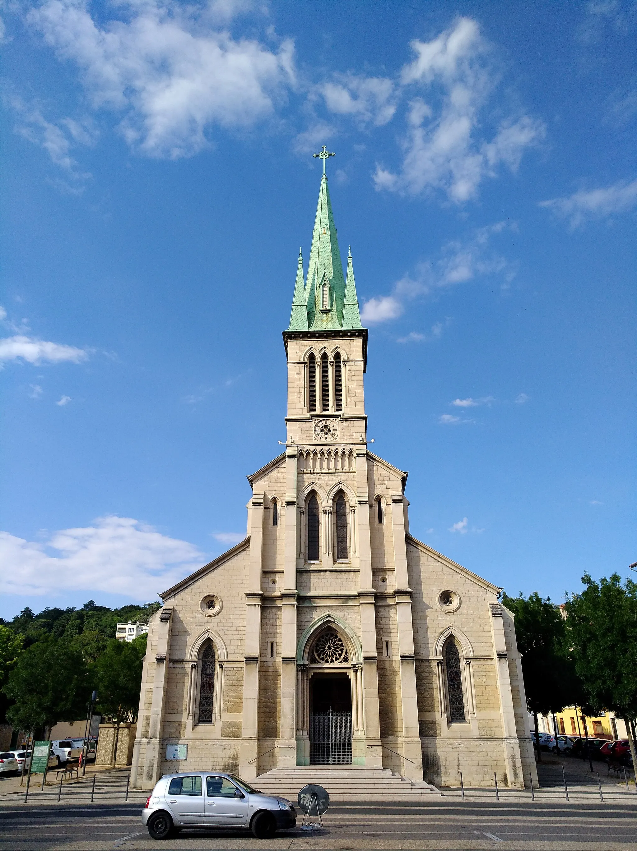 Photo showing: Vue de face de l'église Saint-Louis de Fontaines-sur-Saône (Rhône, France).