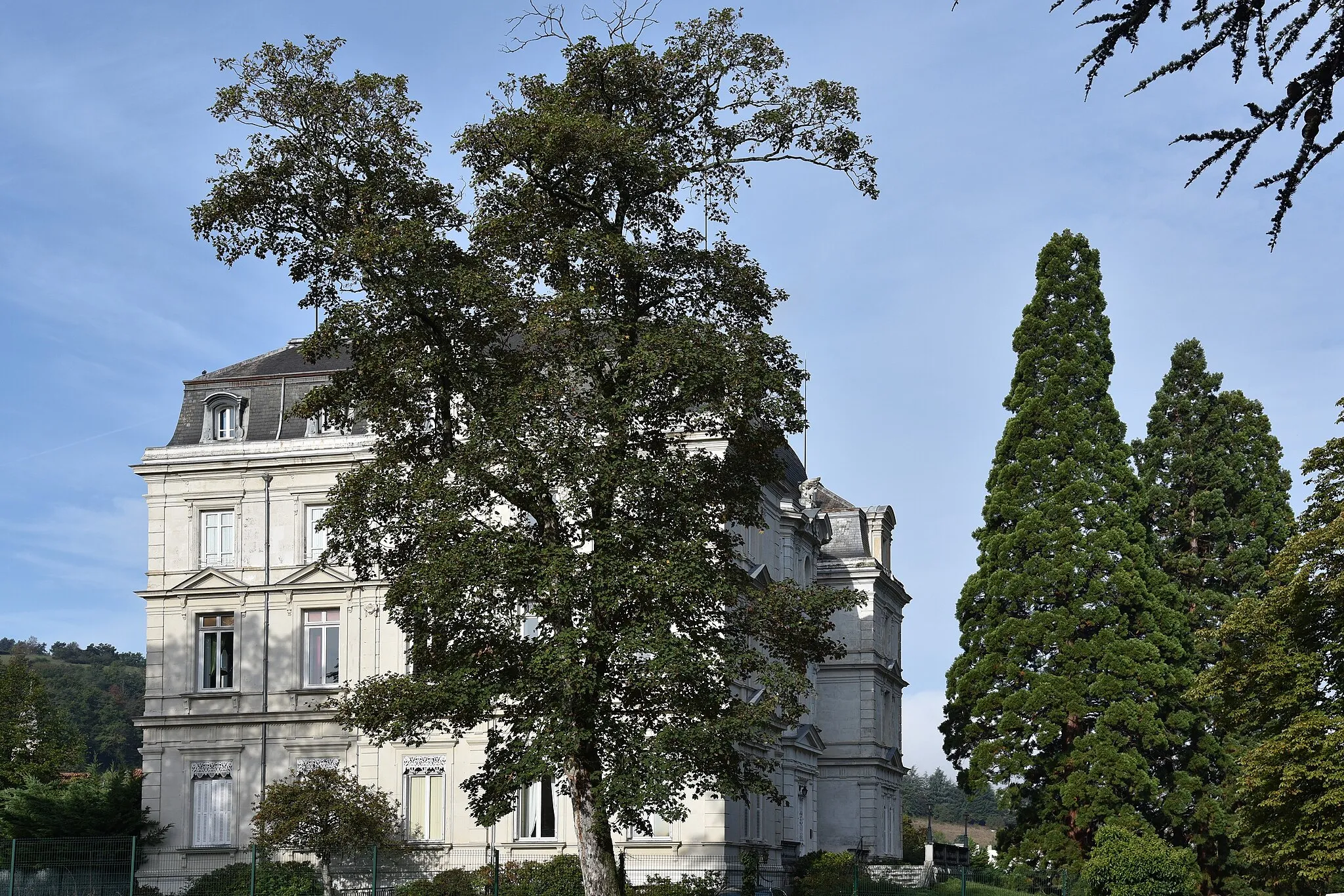 Photo showing: This building is indexed in the base Mérimée, a database of architectural heritage maintained by the French Ministry of Culture, under the reference PA00117492 .