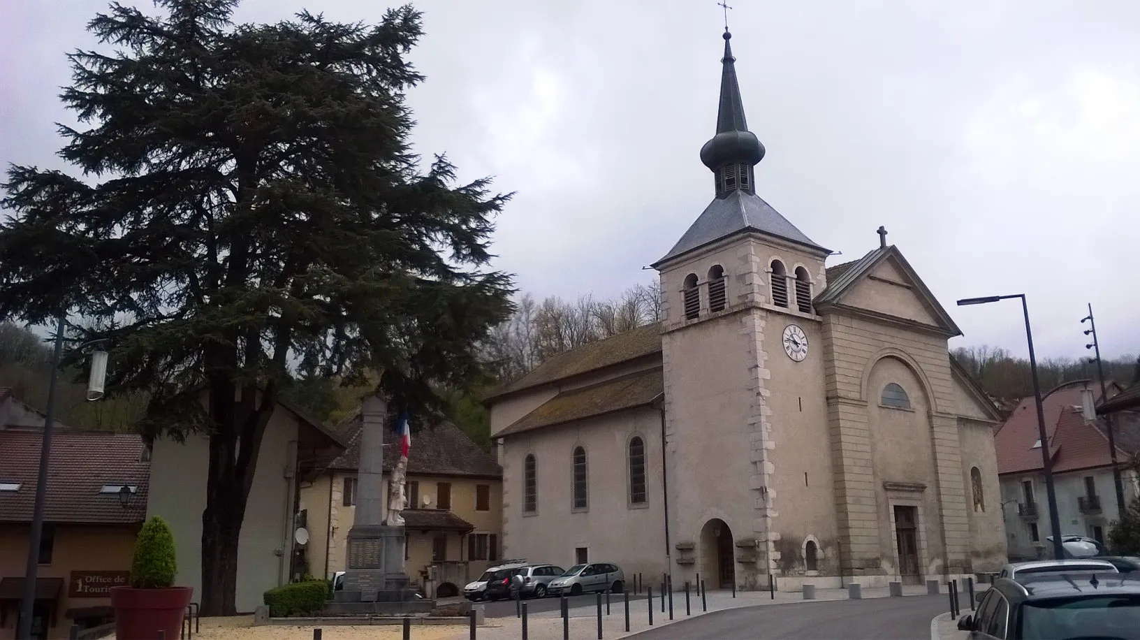 Photo showing: Frangy (Haute-Savoie, France) Église (Saint-Aquilin) et monument aux morts