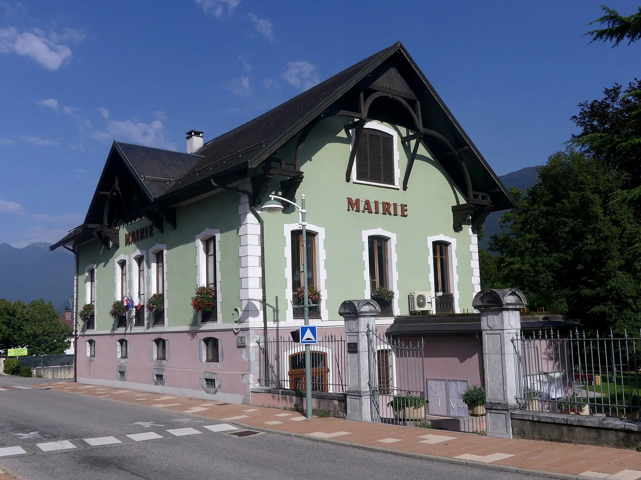 Photo showing: Sight, at the end of the afternoon, of Frontenex town hall, in Savoie, France.
