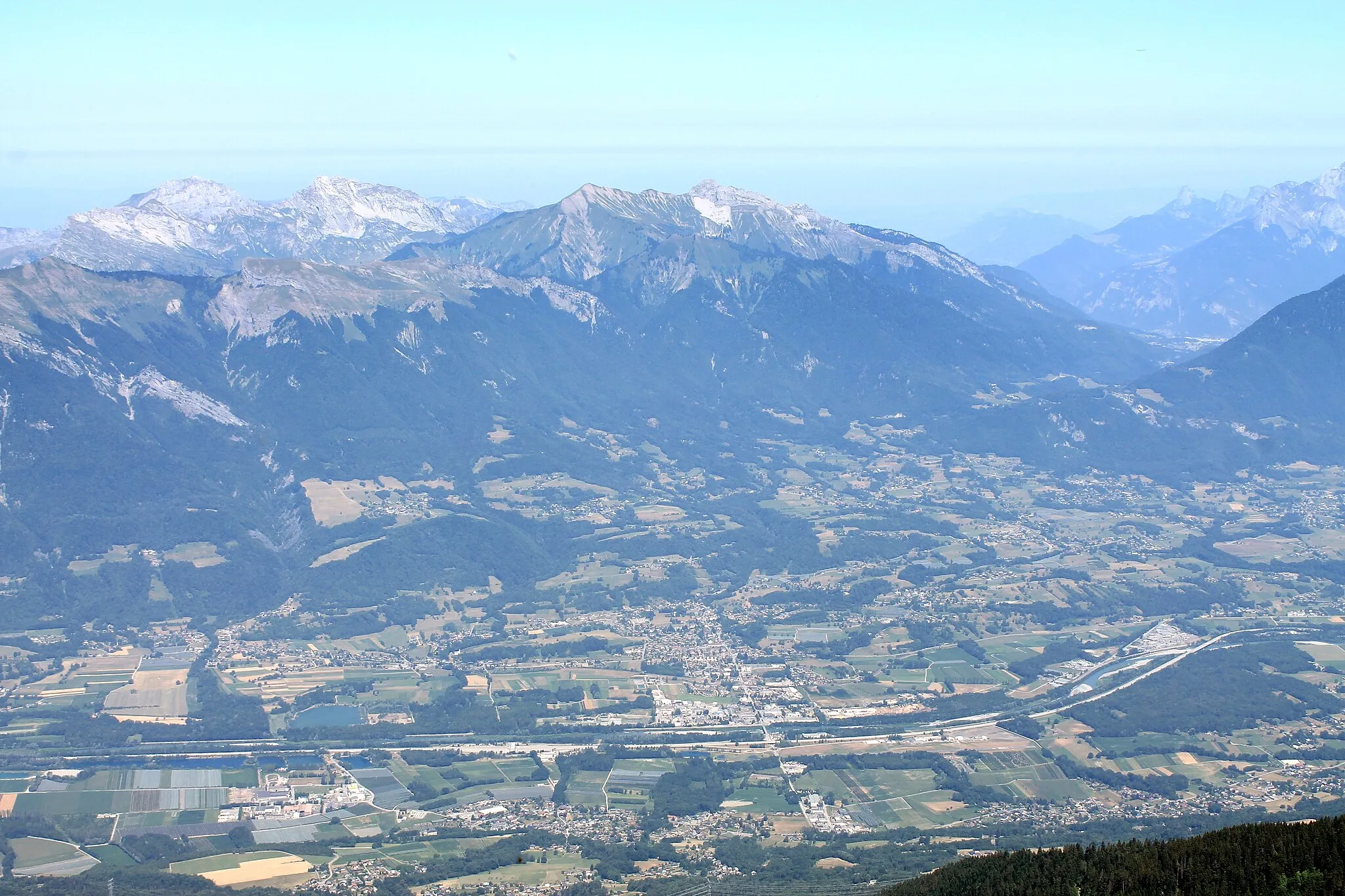 Photo showing: Frontenex depuis le Grand Arc. Au fond le massif des Bauges avec, sur la droite, le col de Tamié