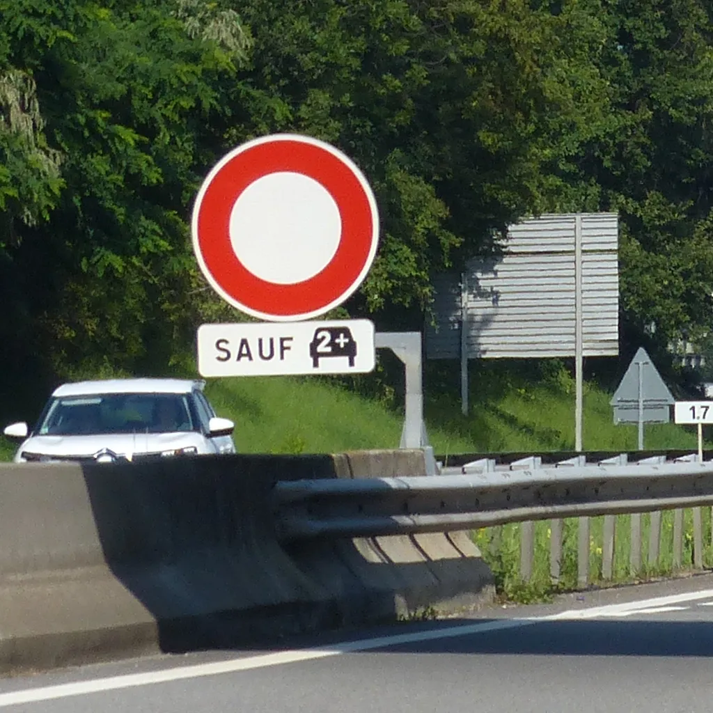 Photo showing: A411 panneau B0 panonceau M6k2 sauf covoiturage, autoroute A411, Gaillard, Haute-Savoie, France.