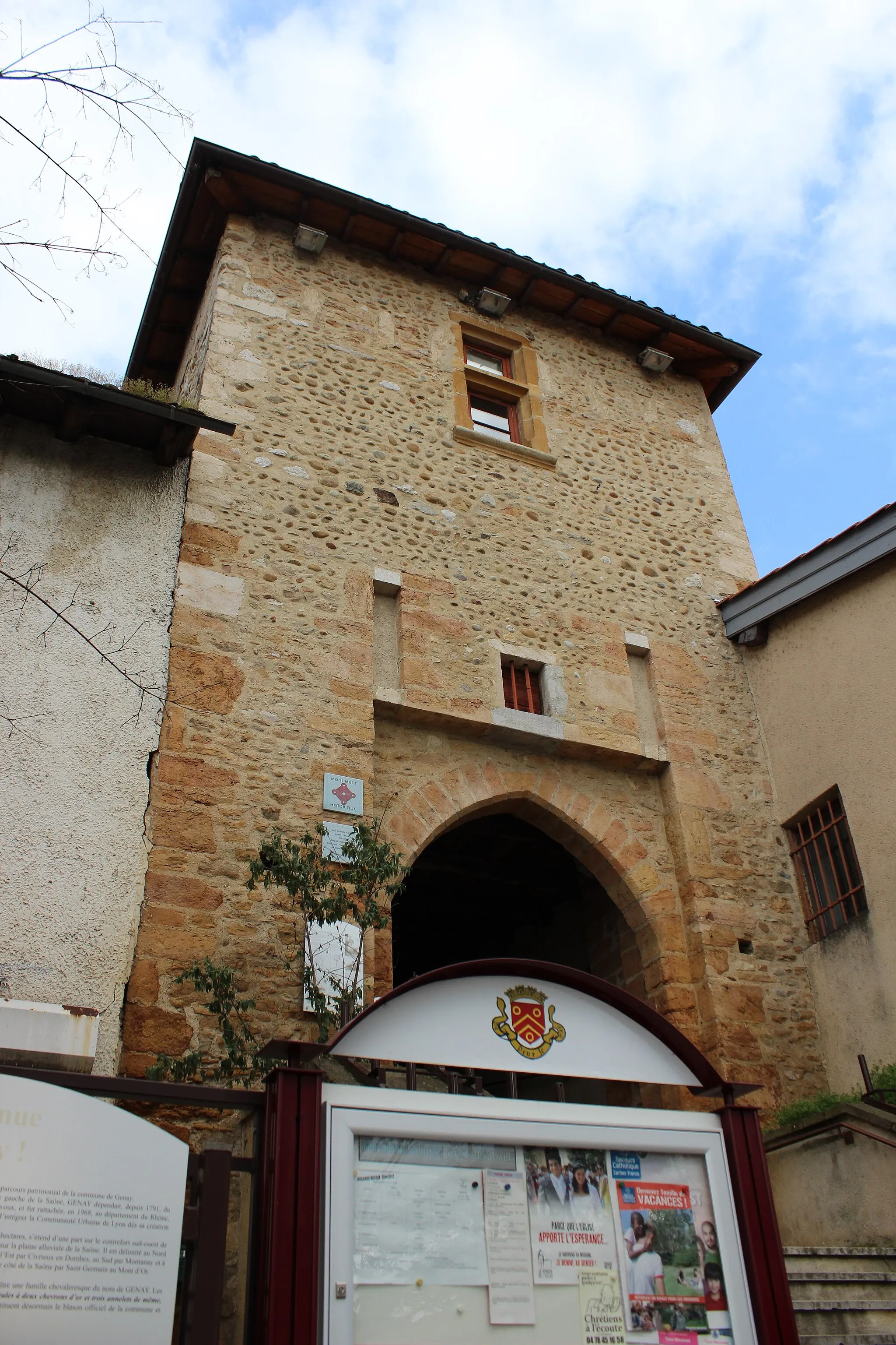 Photo showing: Porte dite du fortin à Genay.