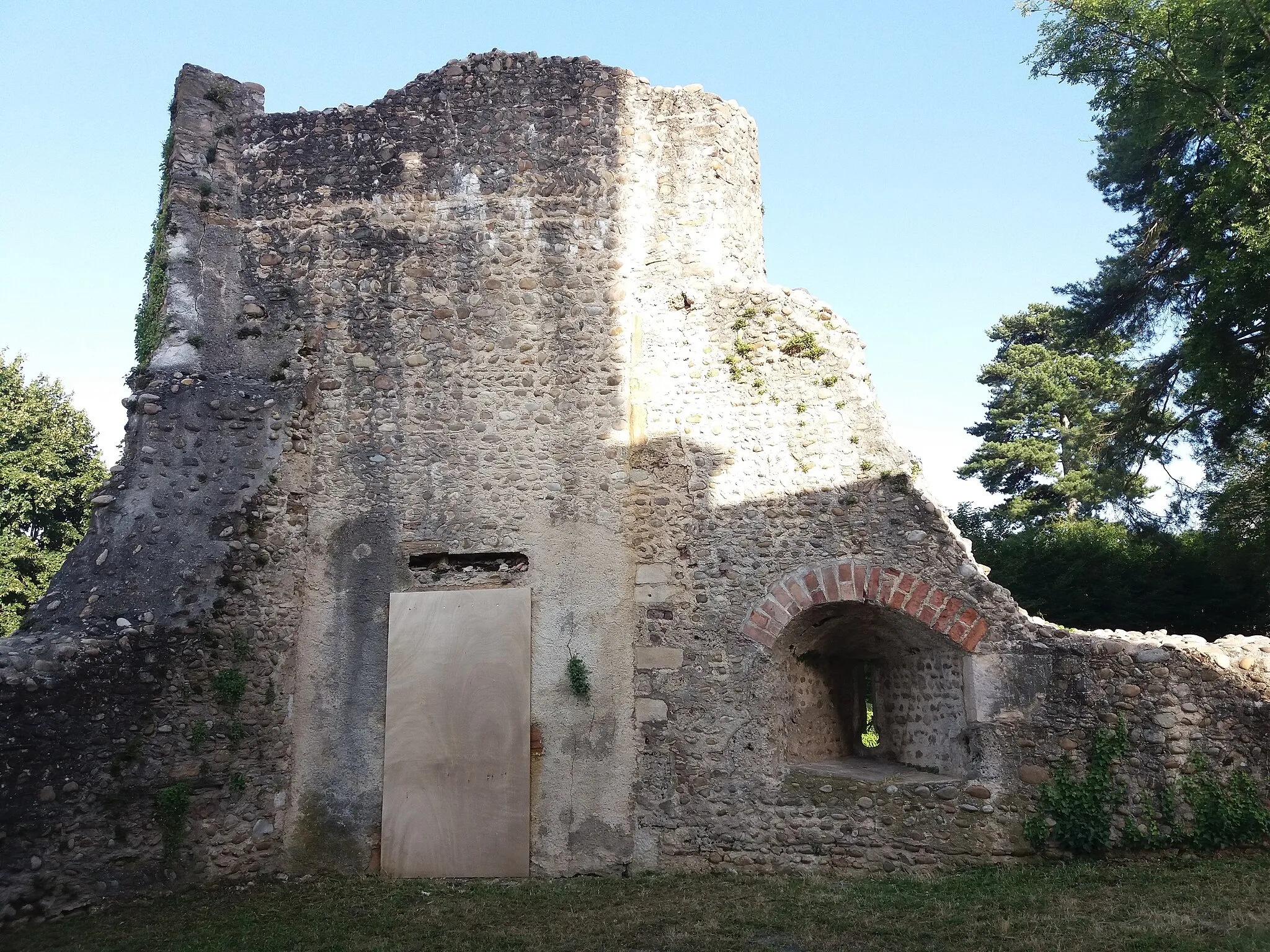 Photo showing: Tour est côté église.