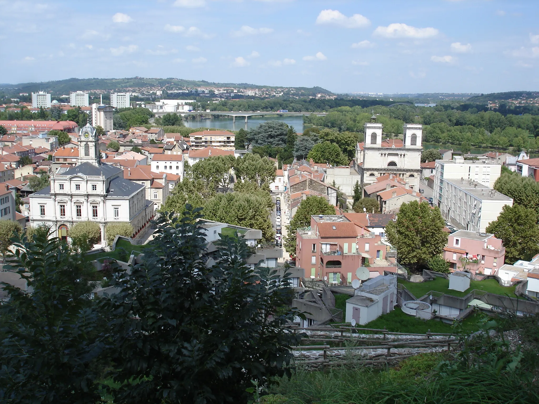 Photo showing: General view of the town of Givors (Rhône, France) from the Saint Gérald castle. In the foreground, we can see a part of the "Cité des Étoiles".