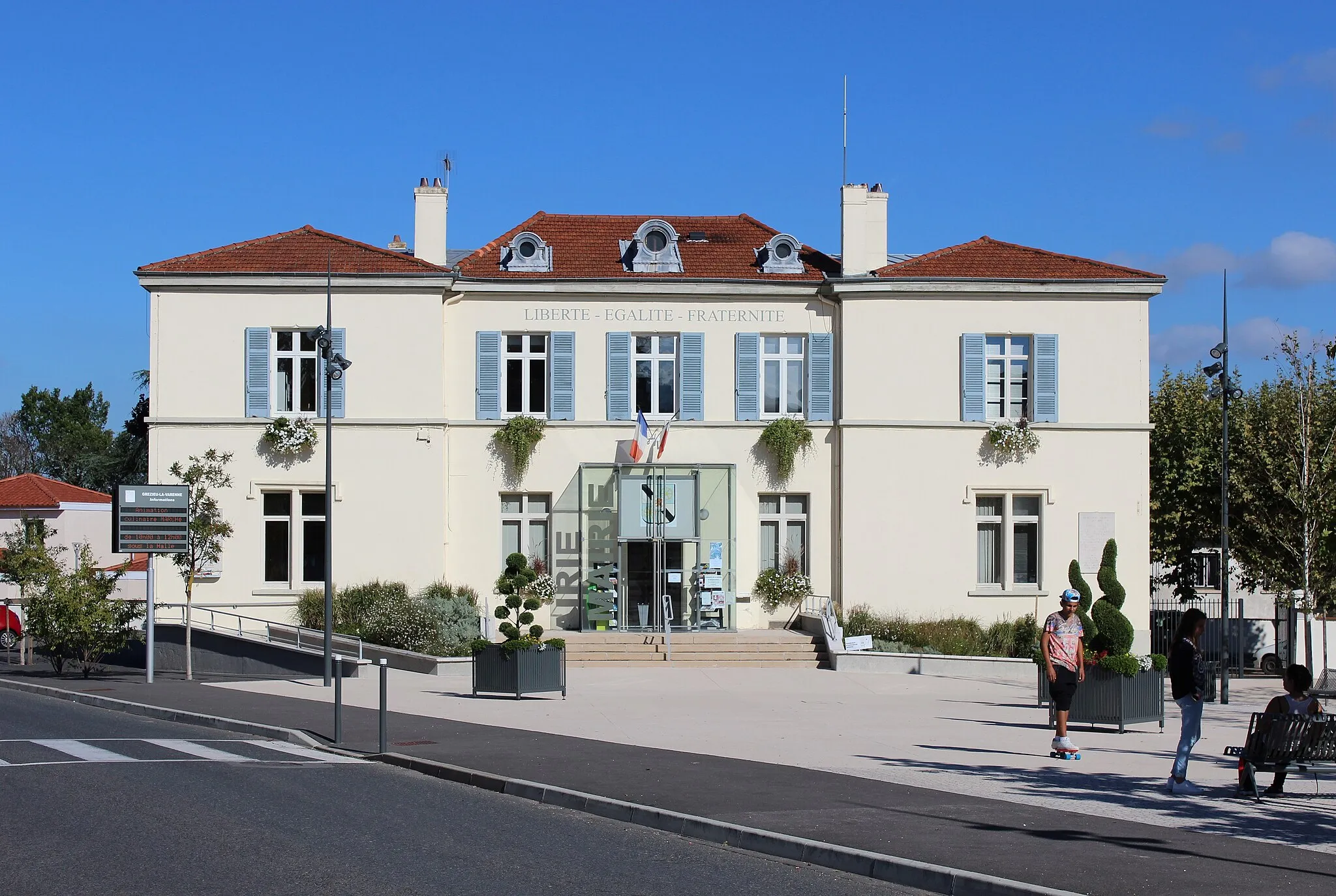 Photo showing: Hôtel de ville de Grézieu-la-Varenne.