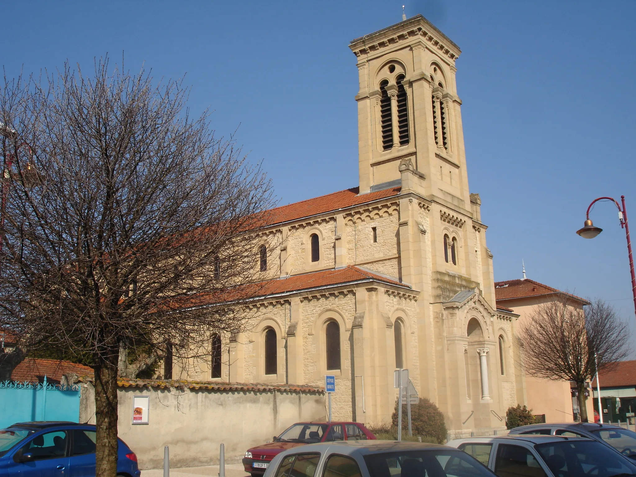 Photo showing: Heyrieux (38) : L'église vue générale