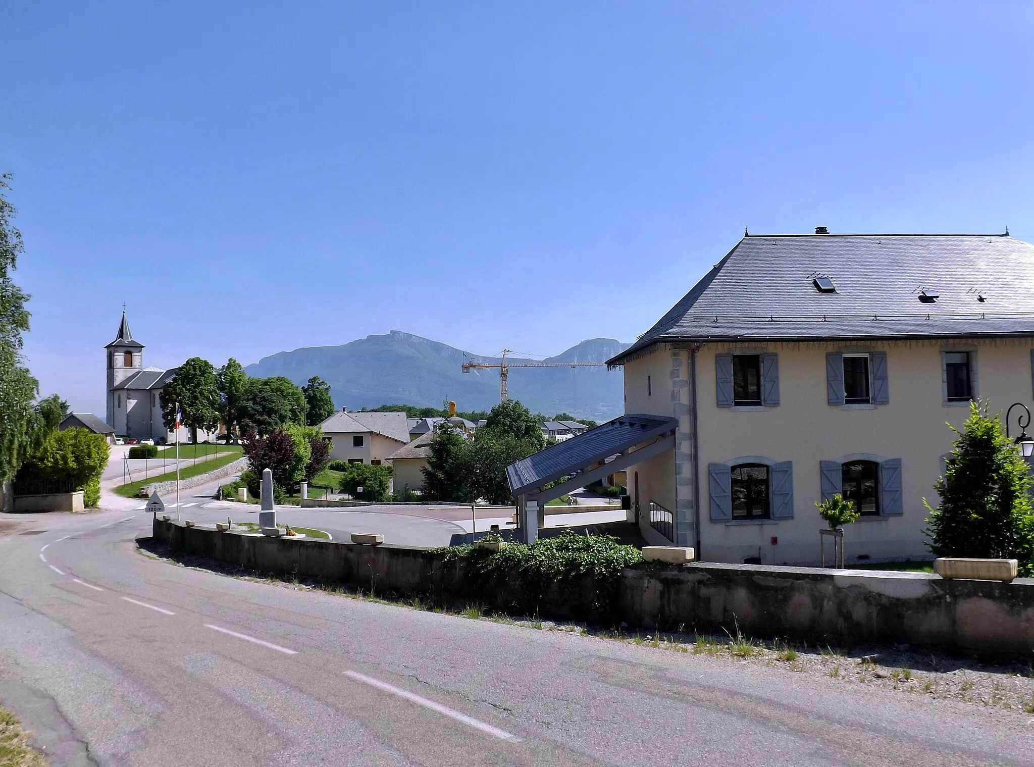 Photo showing: Sight of the French of Montagnole village center, with the town hall on the right and the Saint-André church at the background, on the heights of Chambéry, in Savoie.