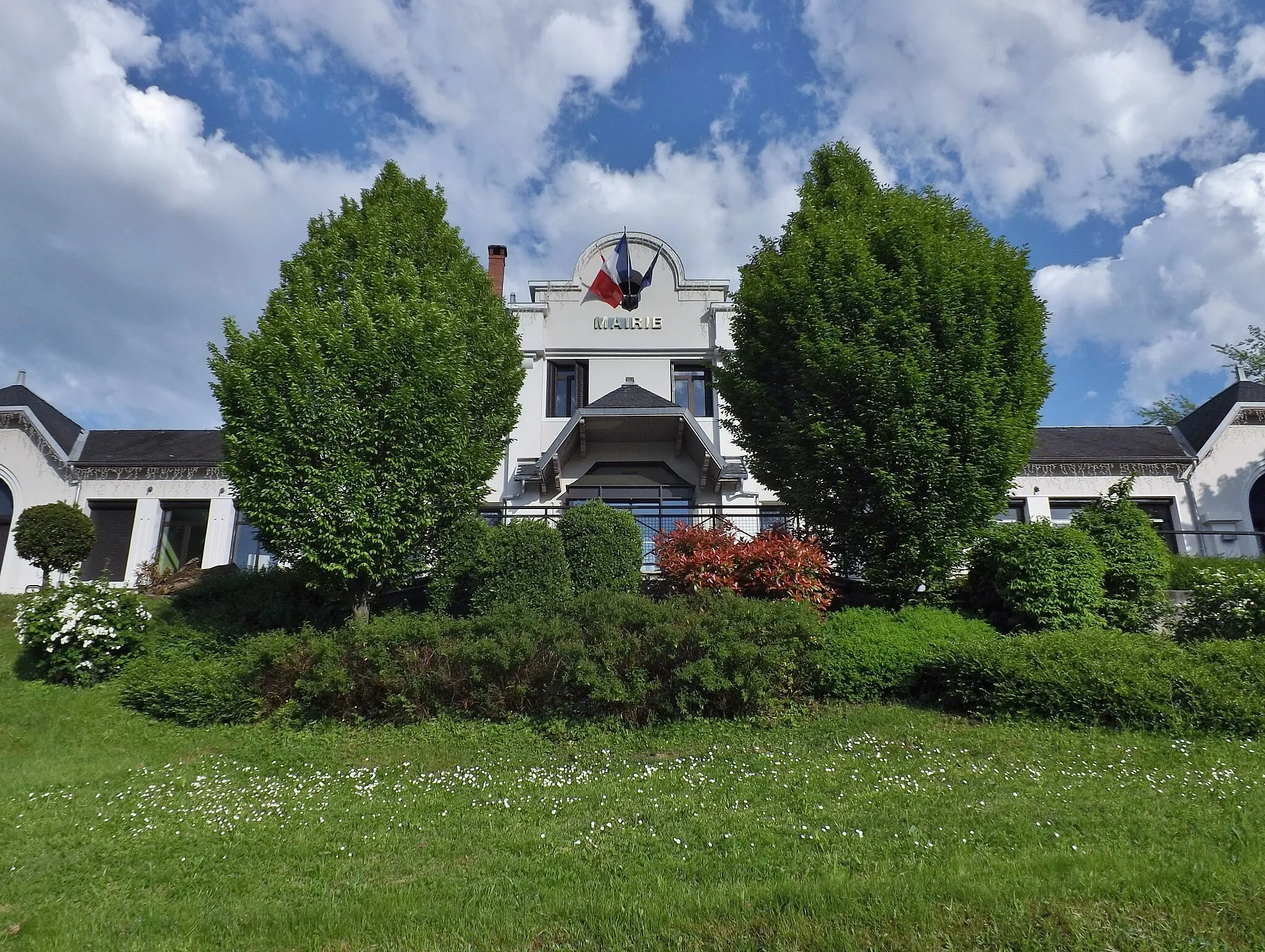 Photo showing: Sight of the French commune of Jacob-Bellecombette town hall, near Chambéry in Savoie.