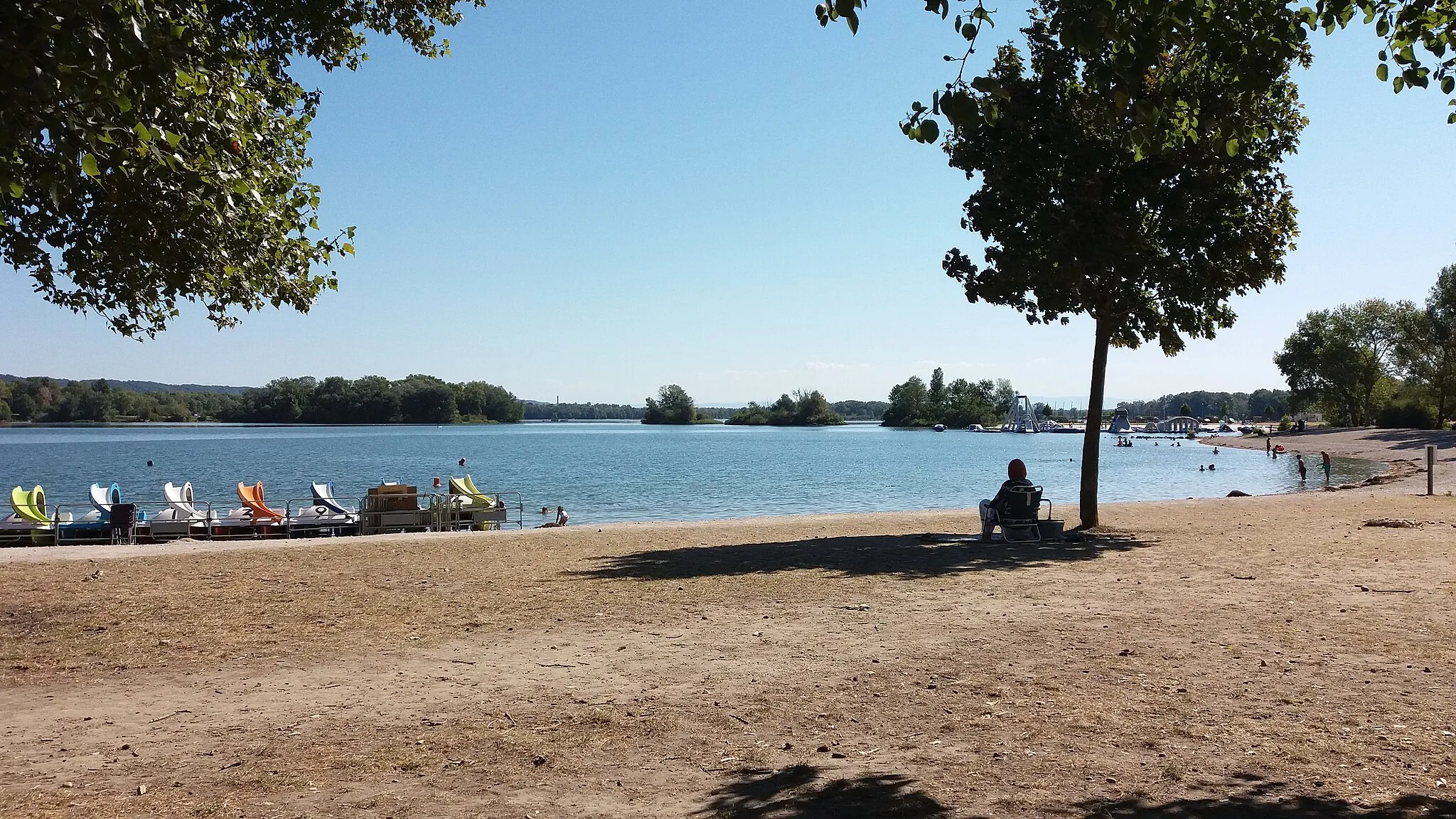 Photo showing: Plage et plan d'eau.