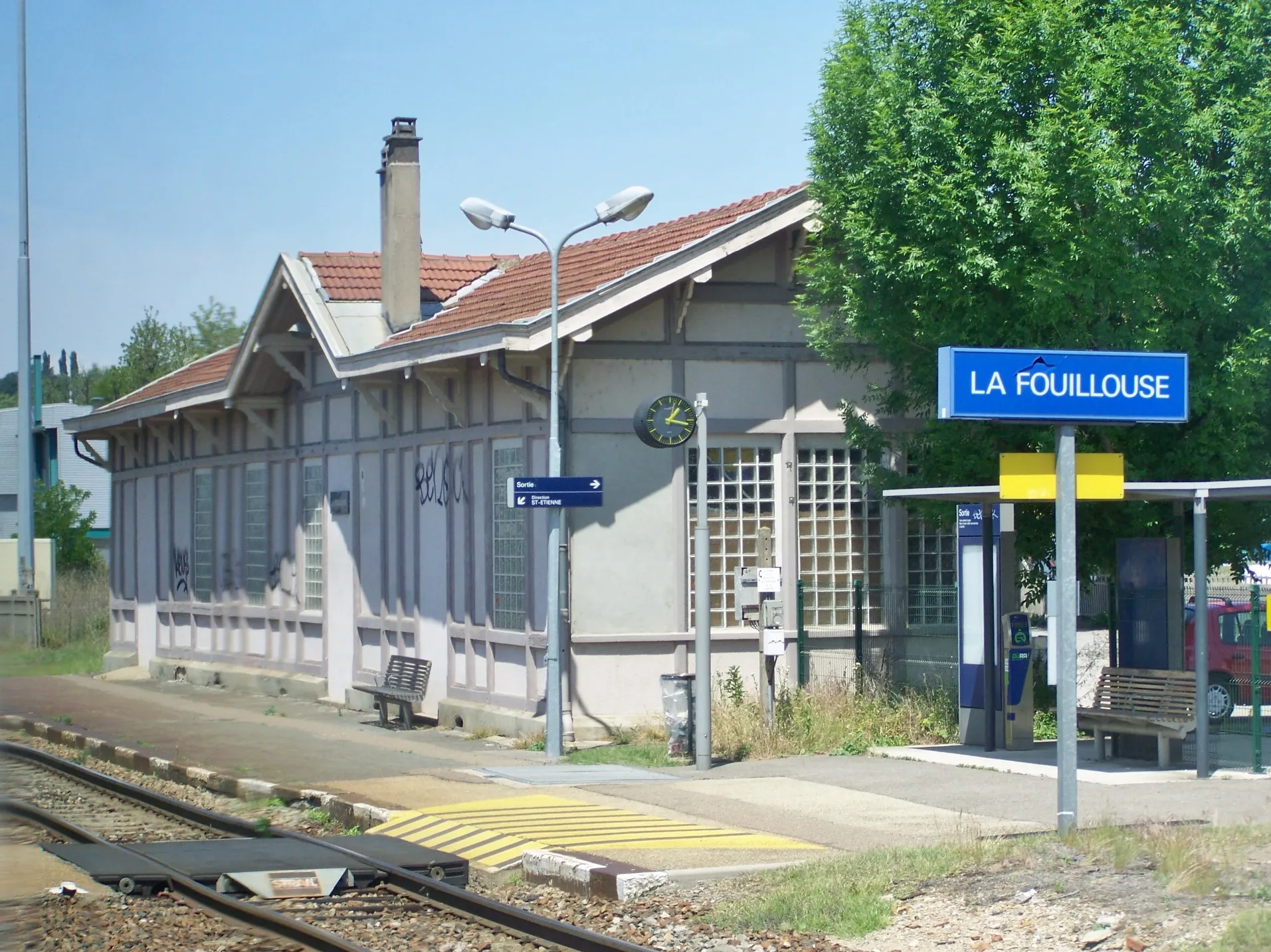 Photo showing: Sight, from a train, of La Fouillouse railway station, Loire, France.