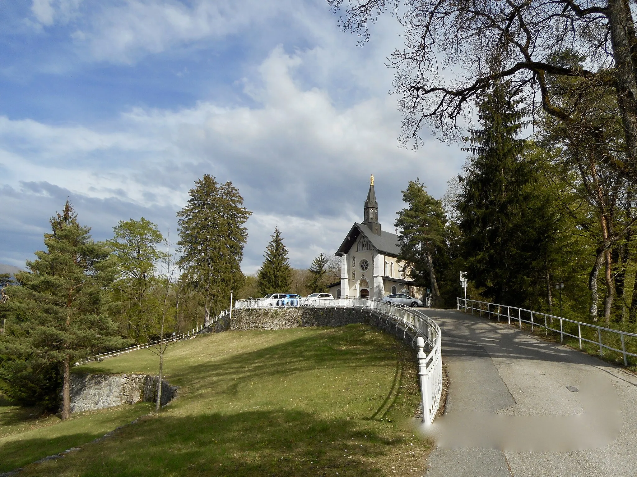 Photo showing: Façade de la chapelle de la Bénite Fontaine (2019)