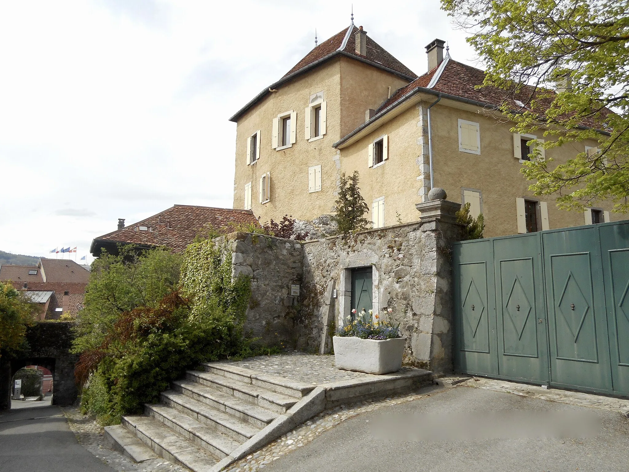 Photo showing: Maison forte du Saix et la Porte dite de la Rampe de Crêtet (sur la gauche).