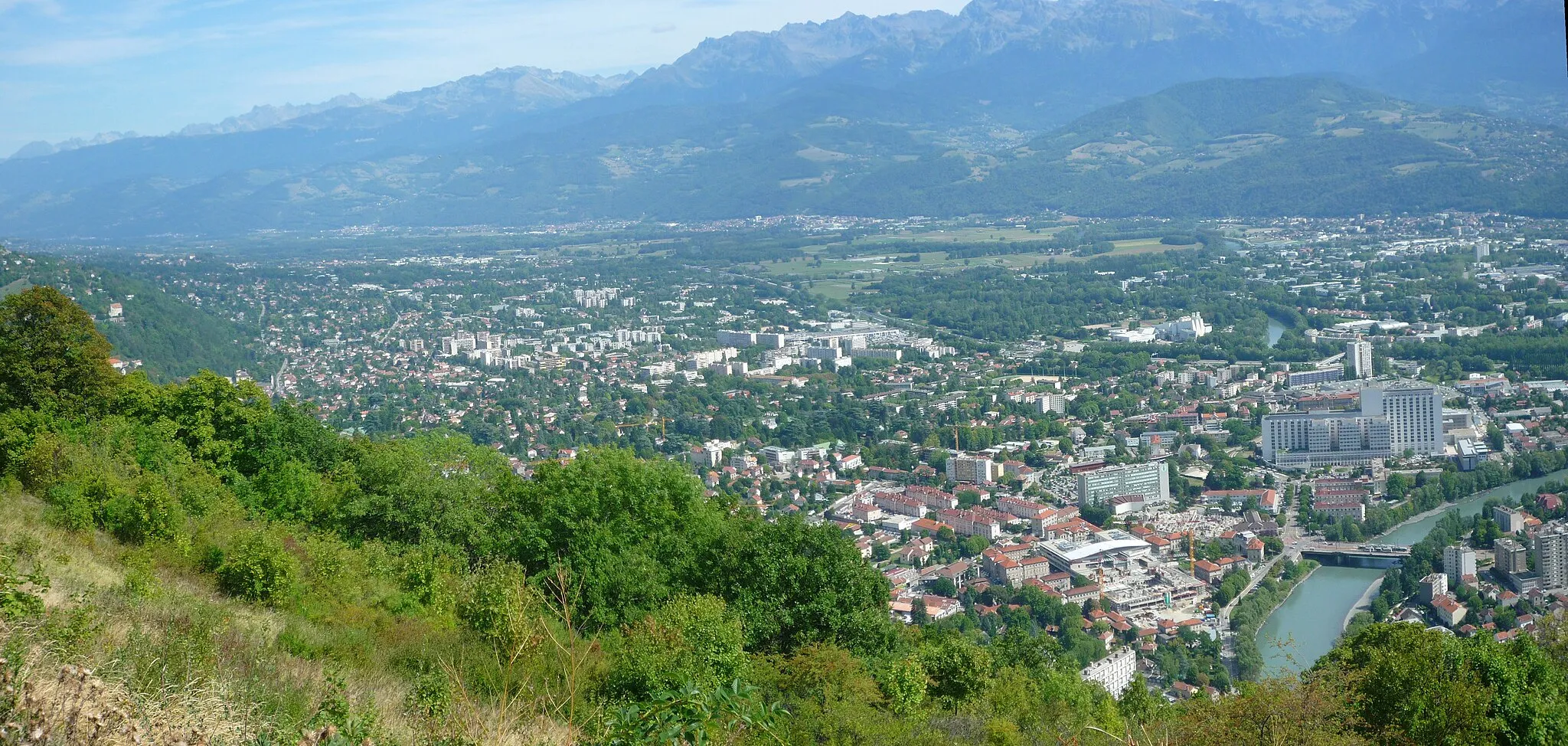 Photo showing: Au premier plan, ville de La Tronche, près de Grenoble.