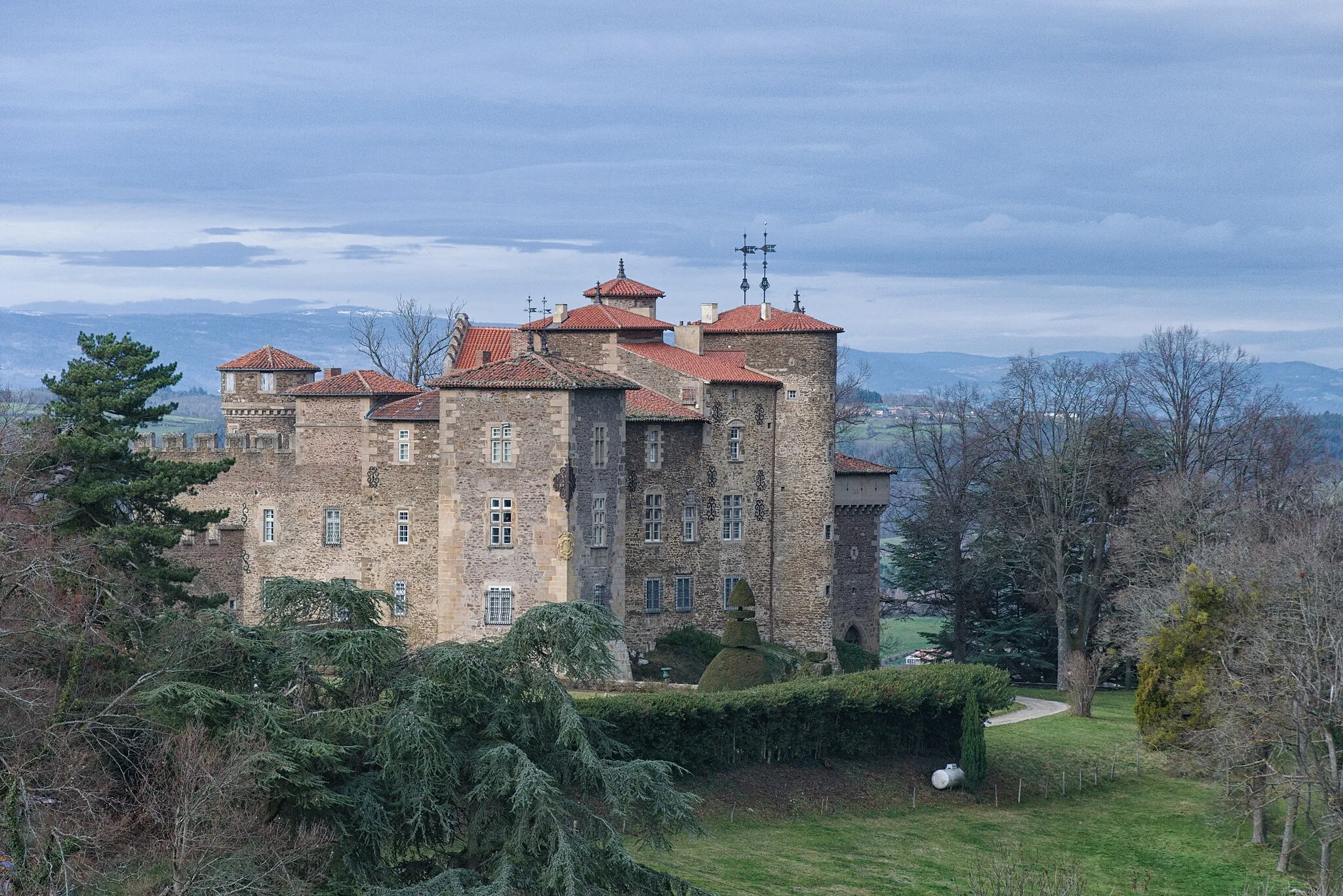 Photo showing: La présence d'un premier château (sans doute une forteresse refuge) est attestée en 1173. L'édifice connu par la suite moult reconstructions/modifications.