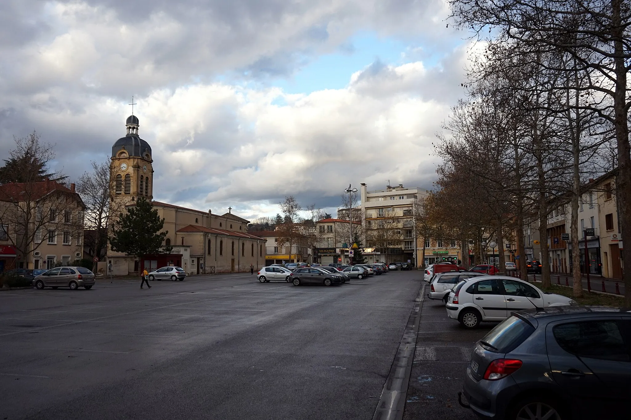 Photo showing: Place Paul Morand, avec l'église Saint Jean-Baptiste