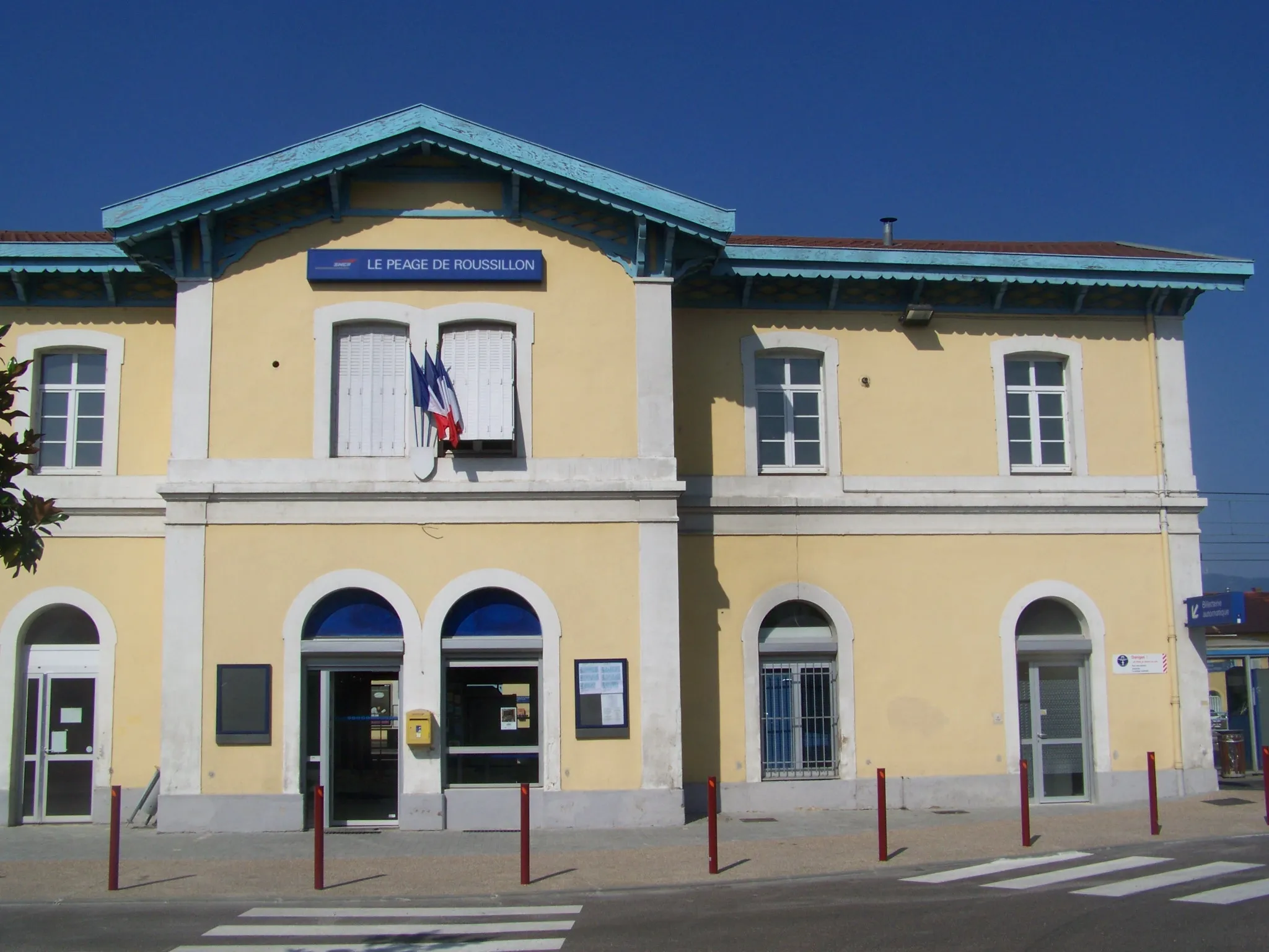 Photo showing: View of the facade of the city of Péage de Roussillon railway station, in Isère, France.