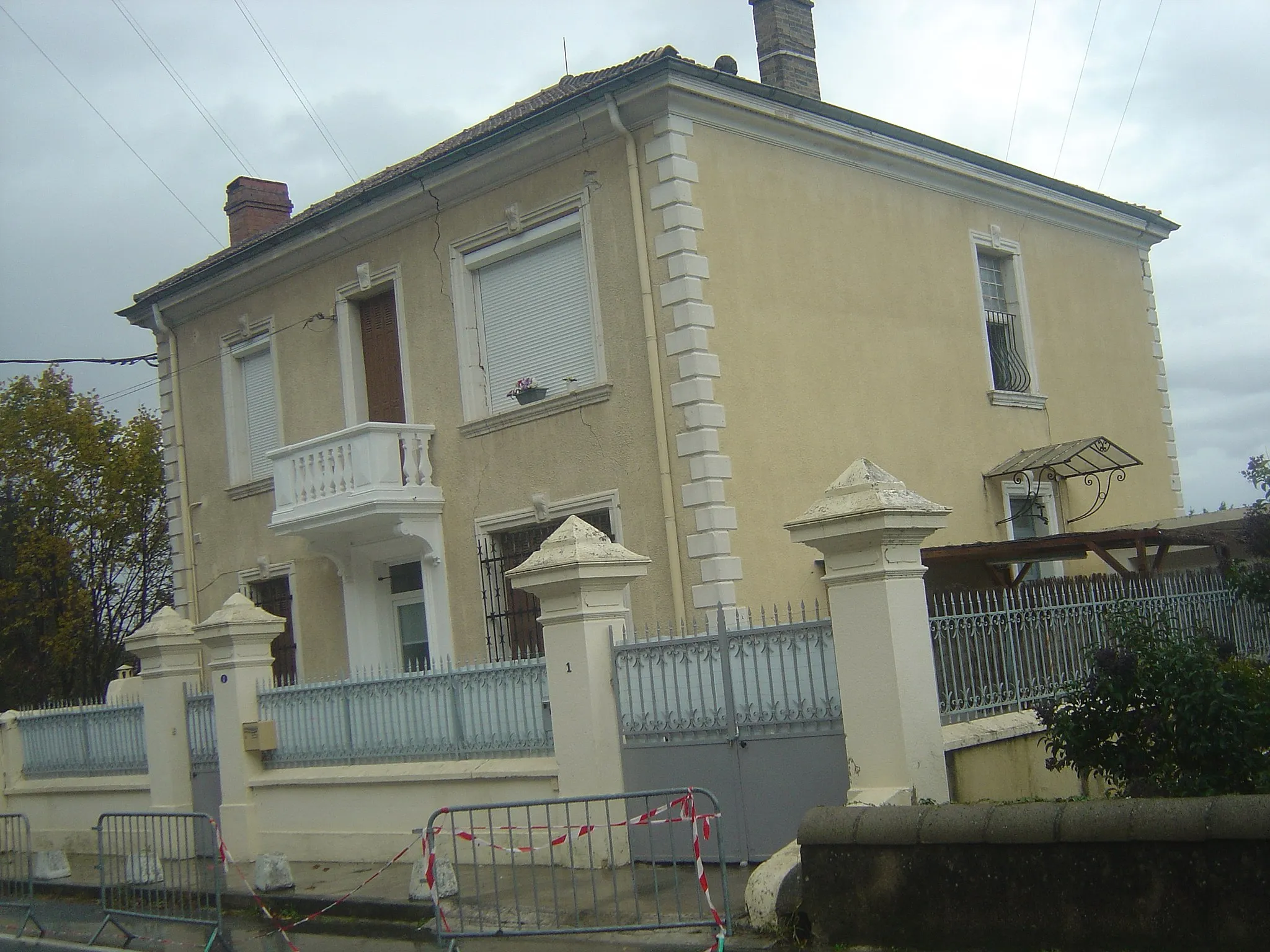 Photo showing: Le Teil, douze jours après le séisme. Maison interdite d'accès ici dans l'avenue Paul Langevin. Cette maison est fissurée.