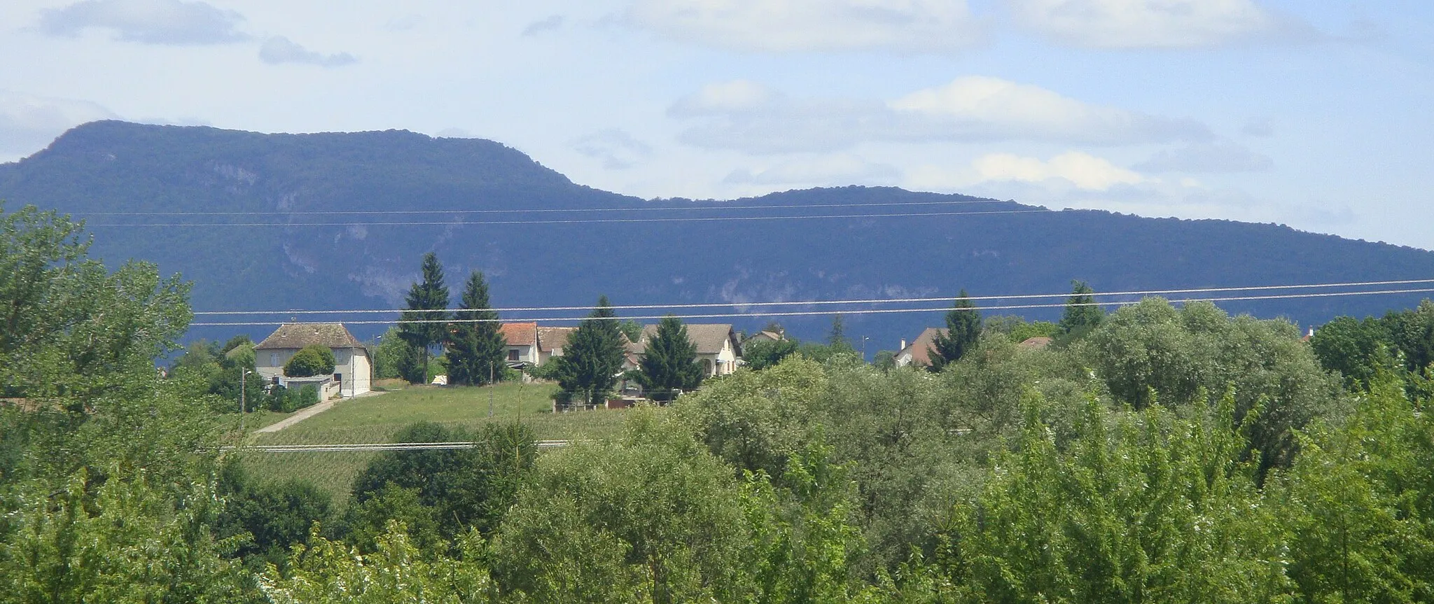 Photo showing: Vue de la commune des Avenières (Isère, FRANCE) depuis une attraction du parc de Walibi Rhône-Alpes.