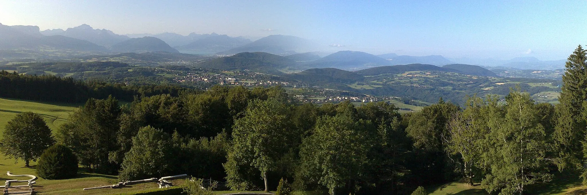 Photo showing: Panorama depuis le château des Avenières en Haute-Savoie, France, les Alpes, le lac d'Annecy et Cruseilles.