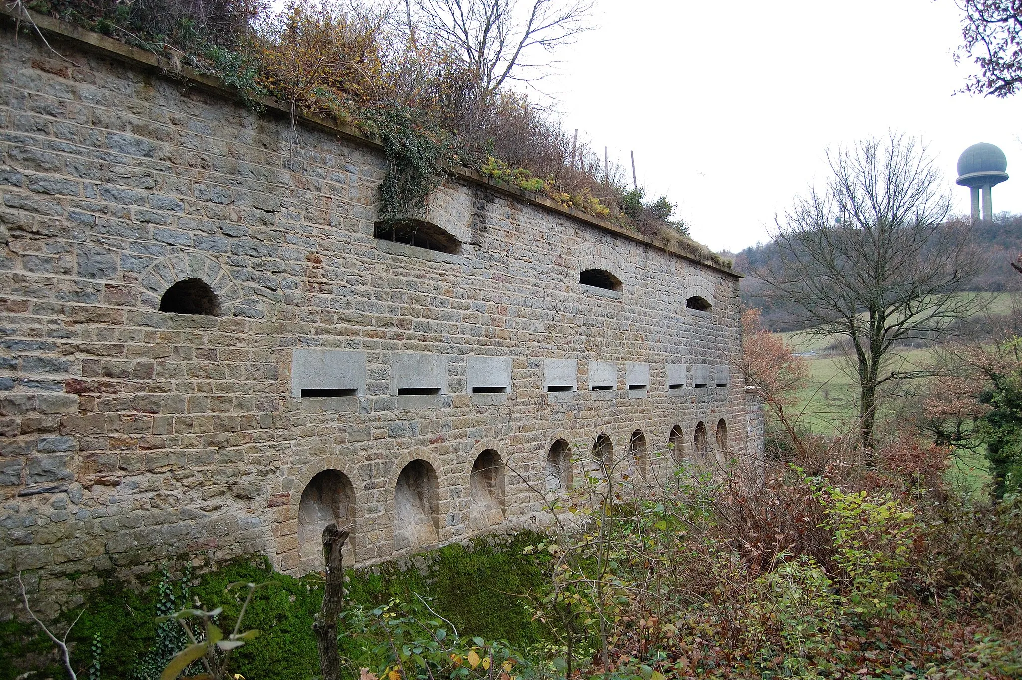 Photo showing: Vue côté sud du casernement de la batterie des carrières à Limonest.