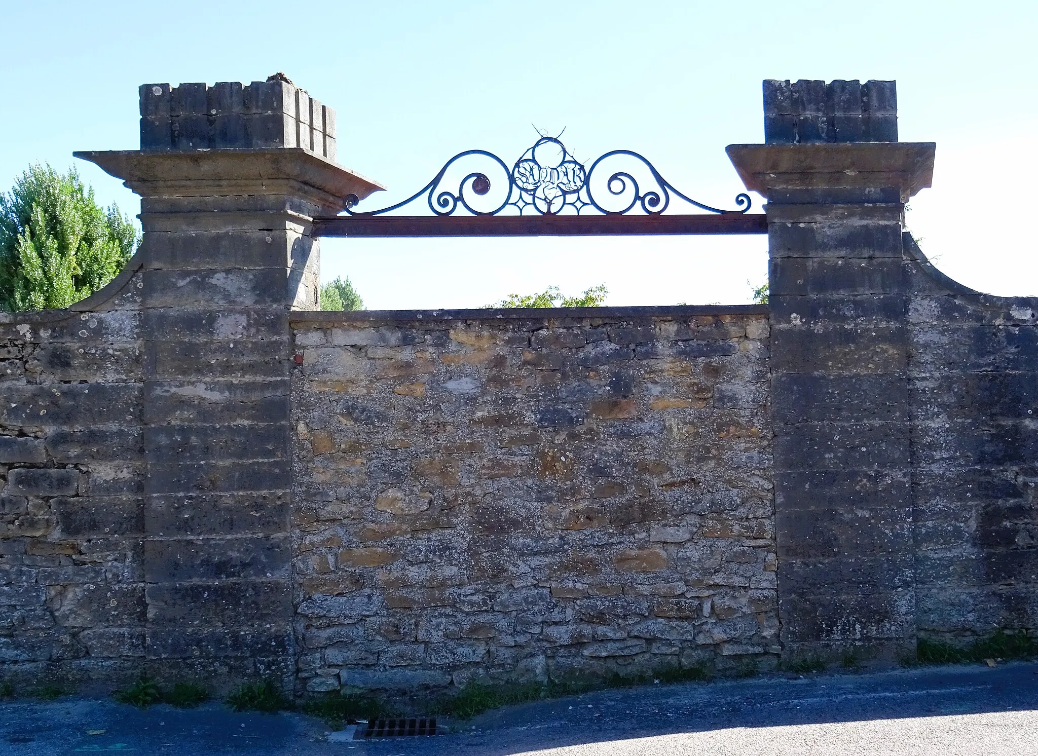 Photo showing: ancien portail de Sandar