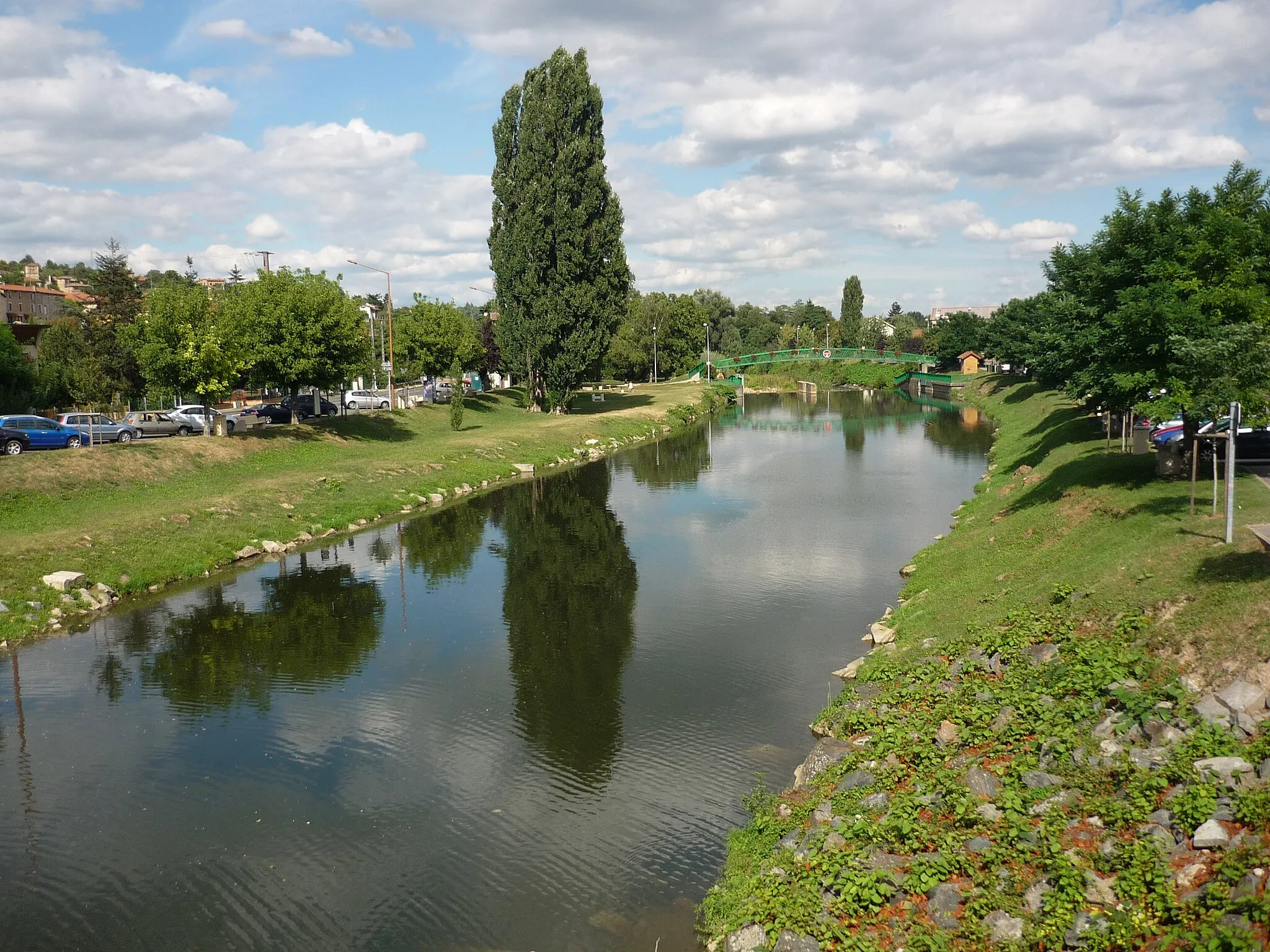 Photo showing: Vue de la rivière Azergues à Lozanne. Il s'agit d'une vue à l'entrée sud de la ville.